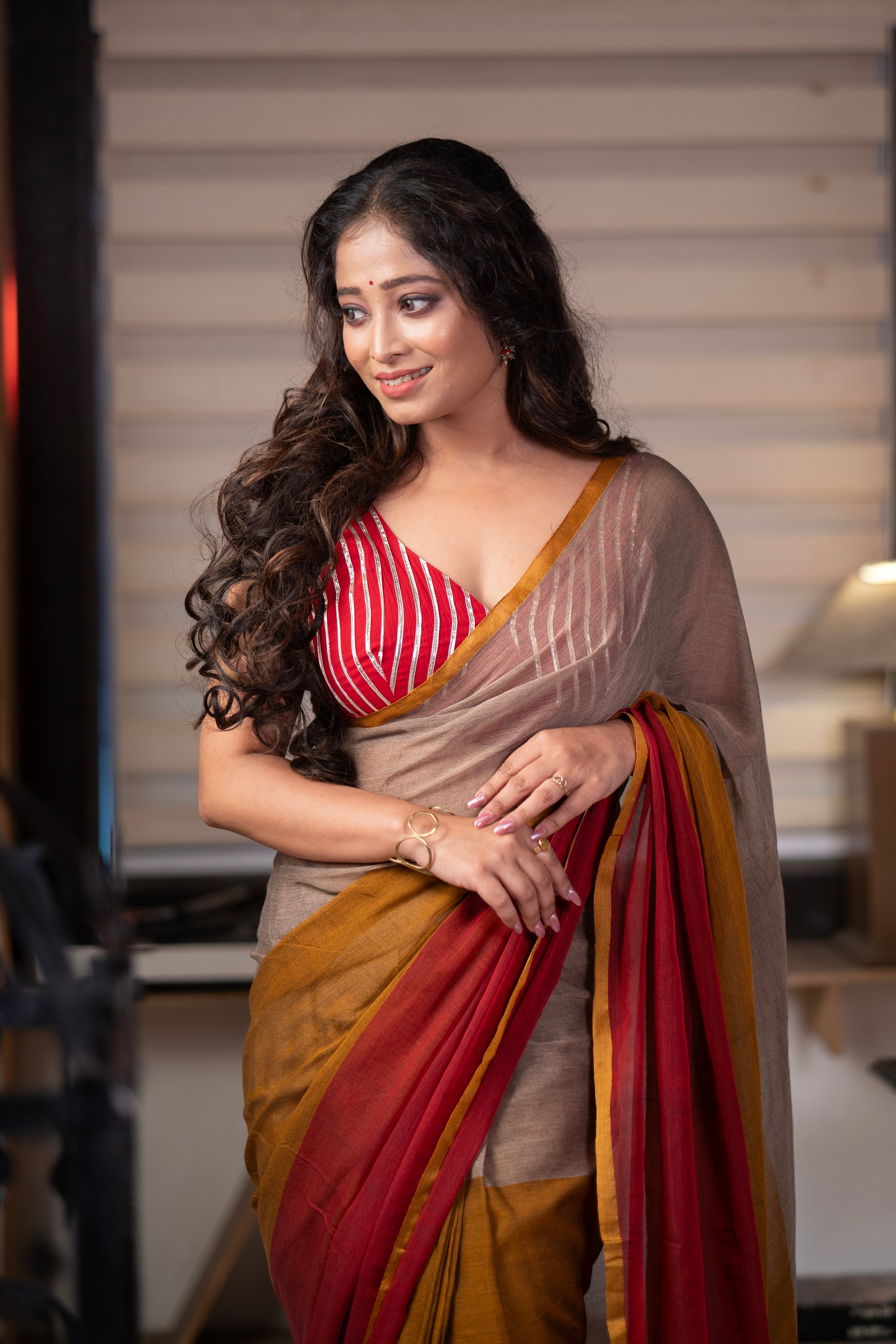 Maroon multicolour Mul Mul Cotton Saree with blouse piece