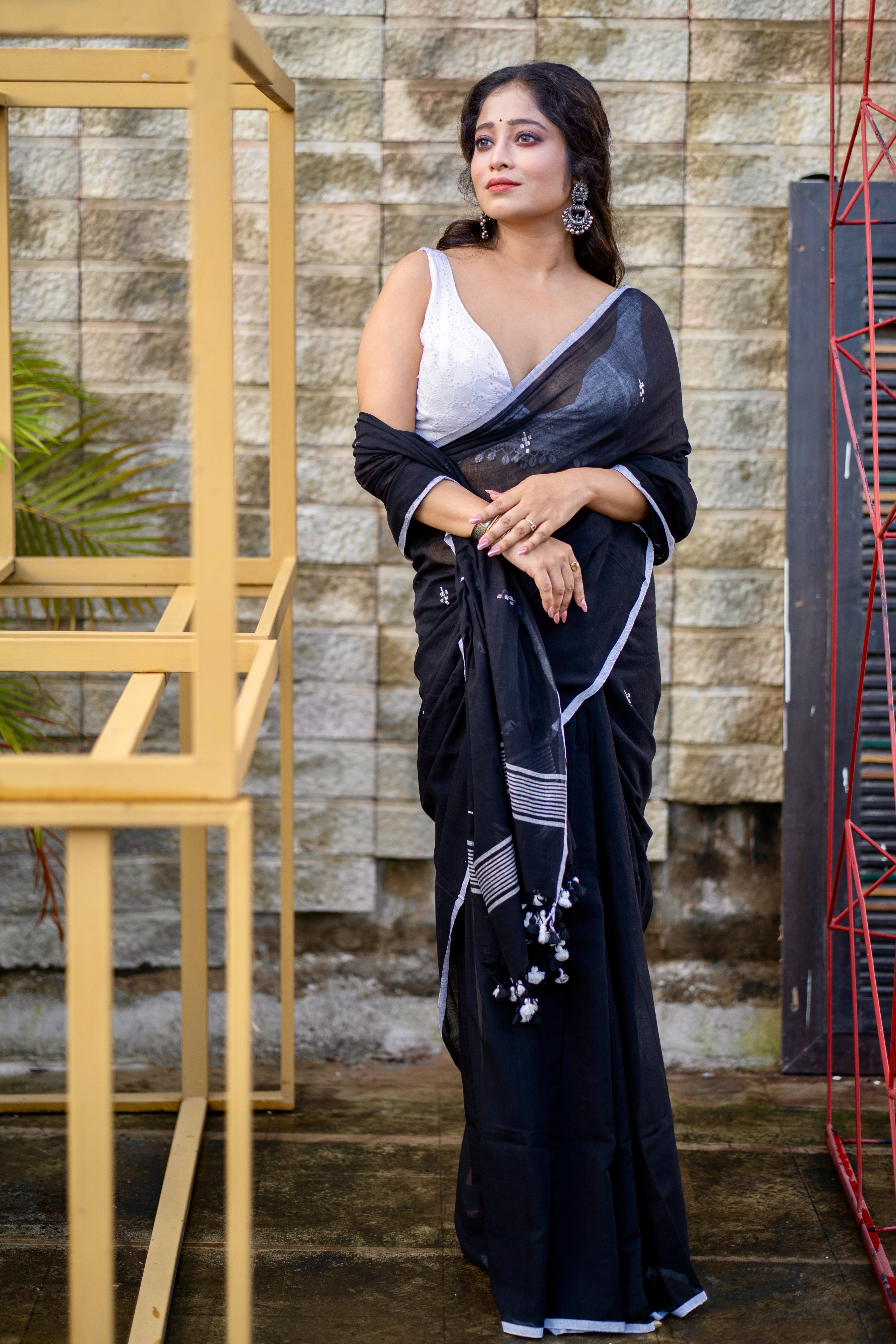Hand Weaving Black Mul Mul Cotton Saree