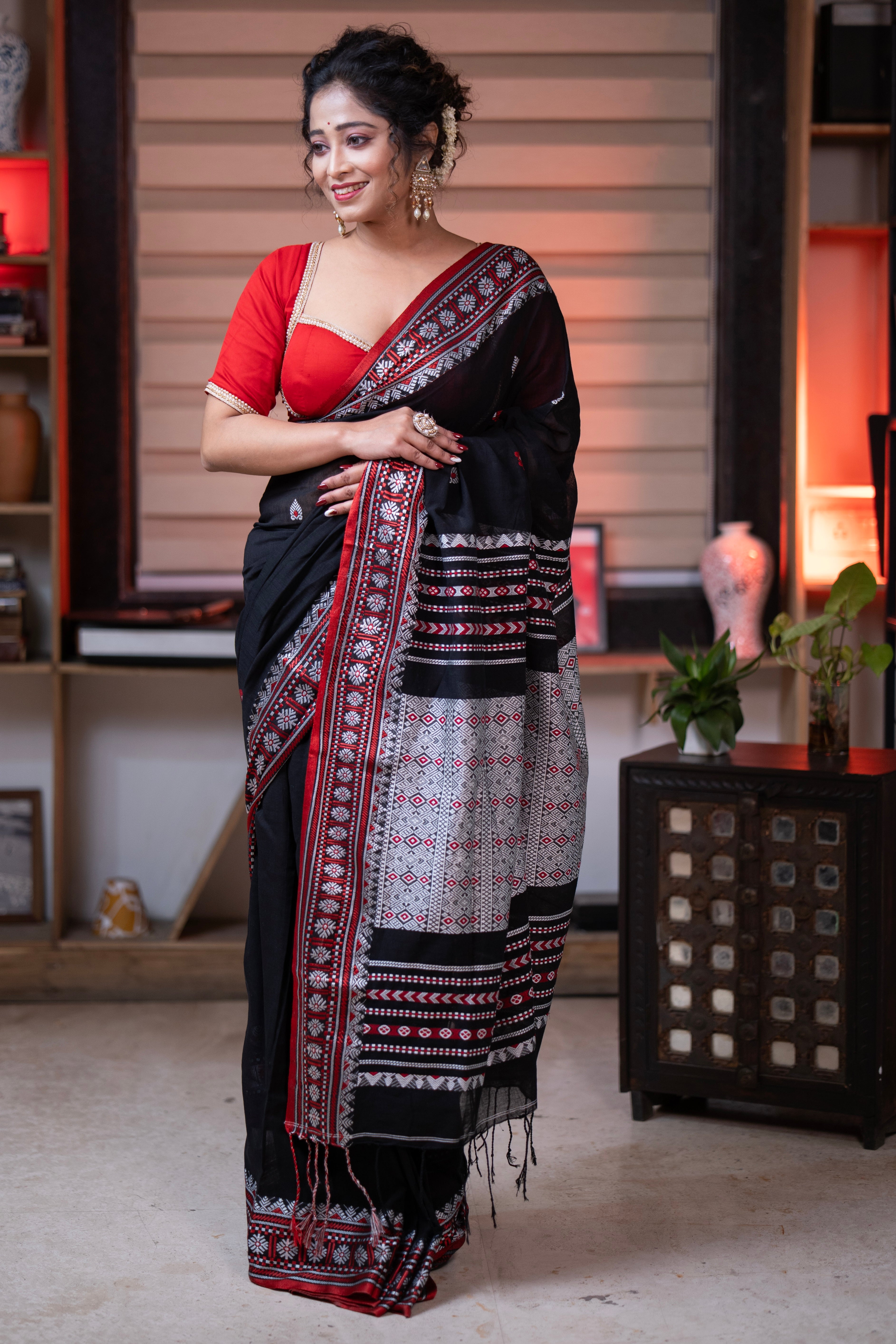 Pure Masrise Cotton Hand Weaving Buti Saree-Black
