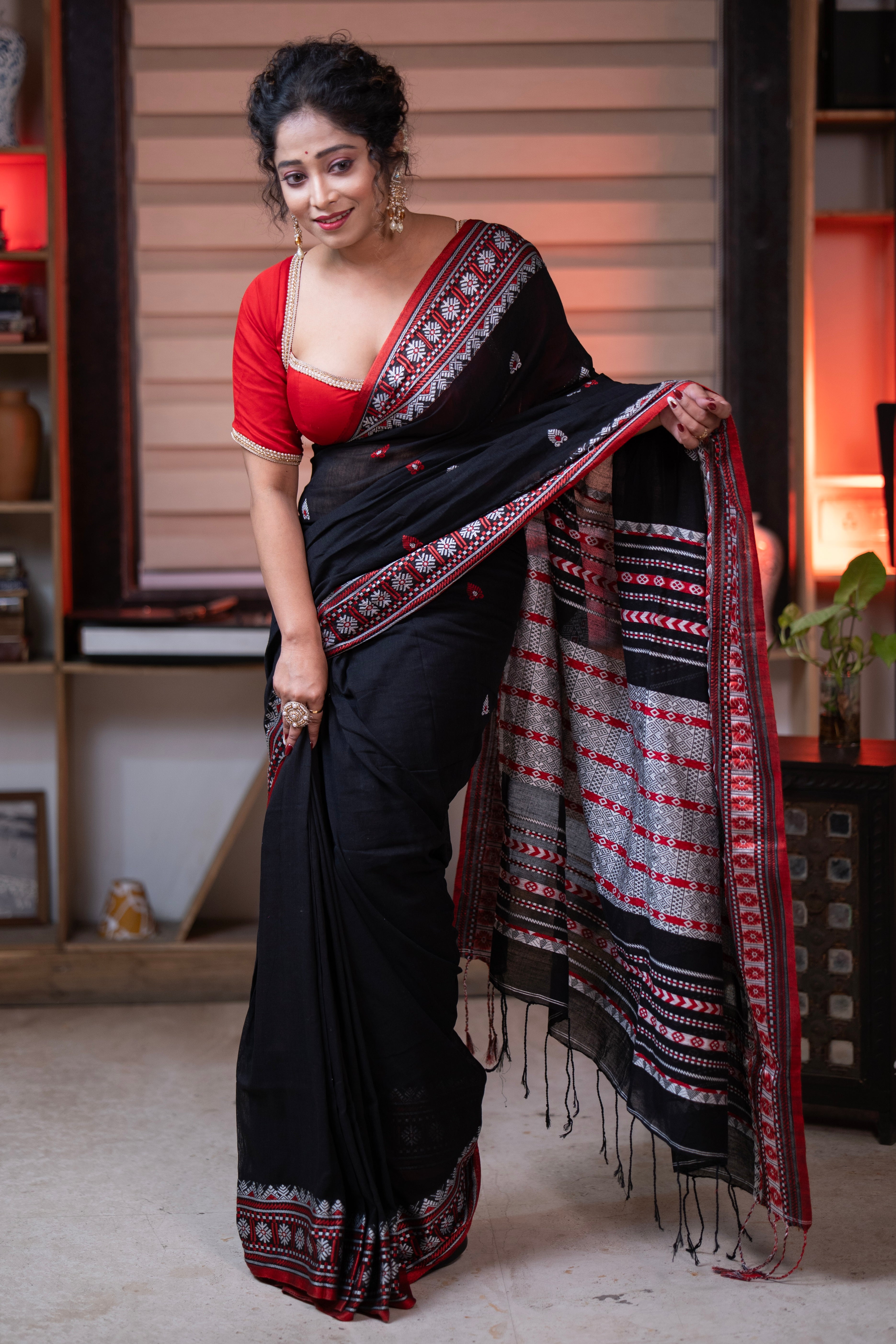 Pure Masrise Cotton Hand Weaving Buti Saree-Black