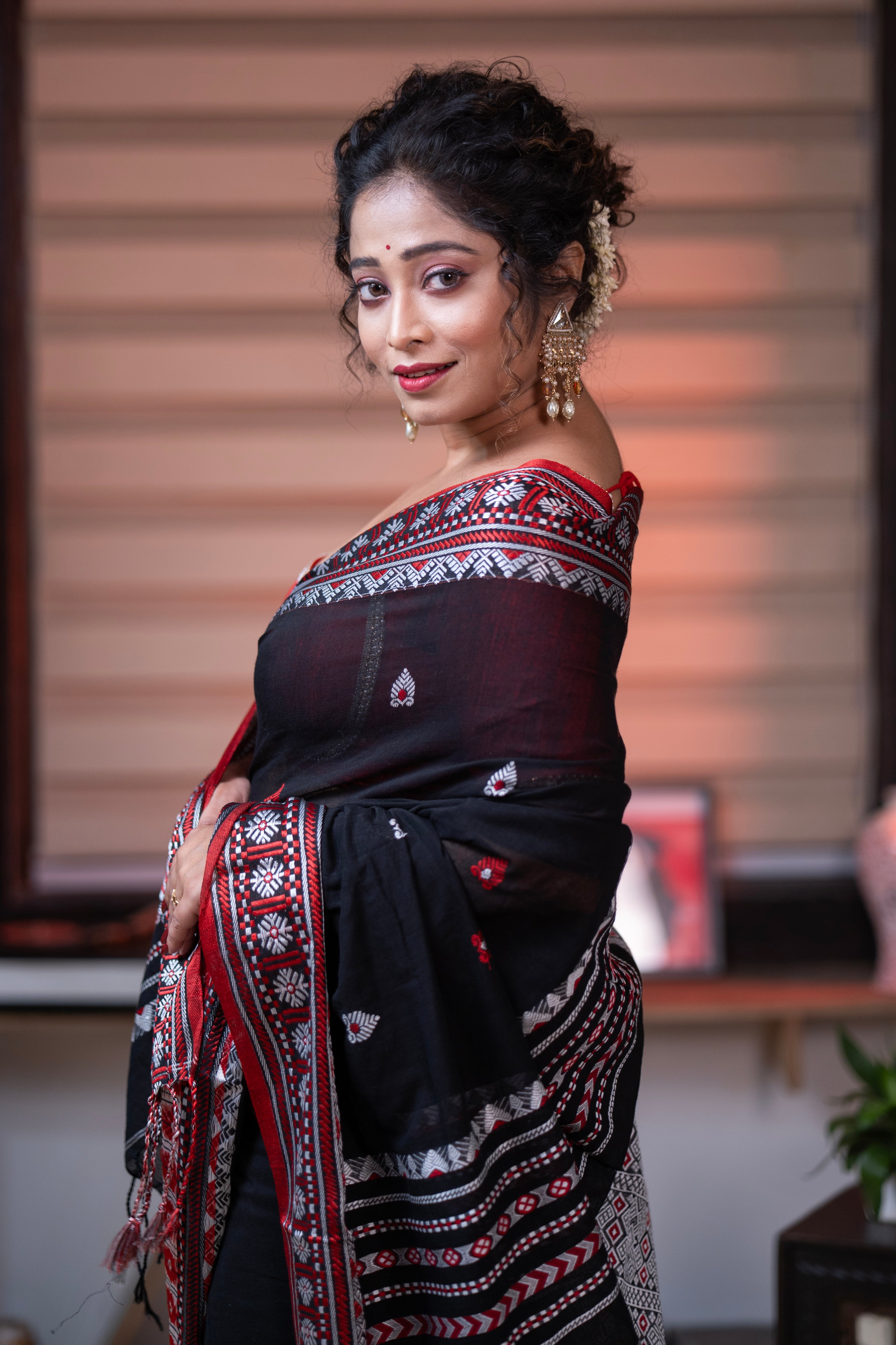 Pure Masrise Cotton Hand Weaving Buti Saree-Black