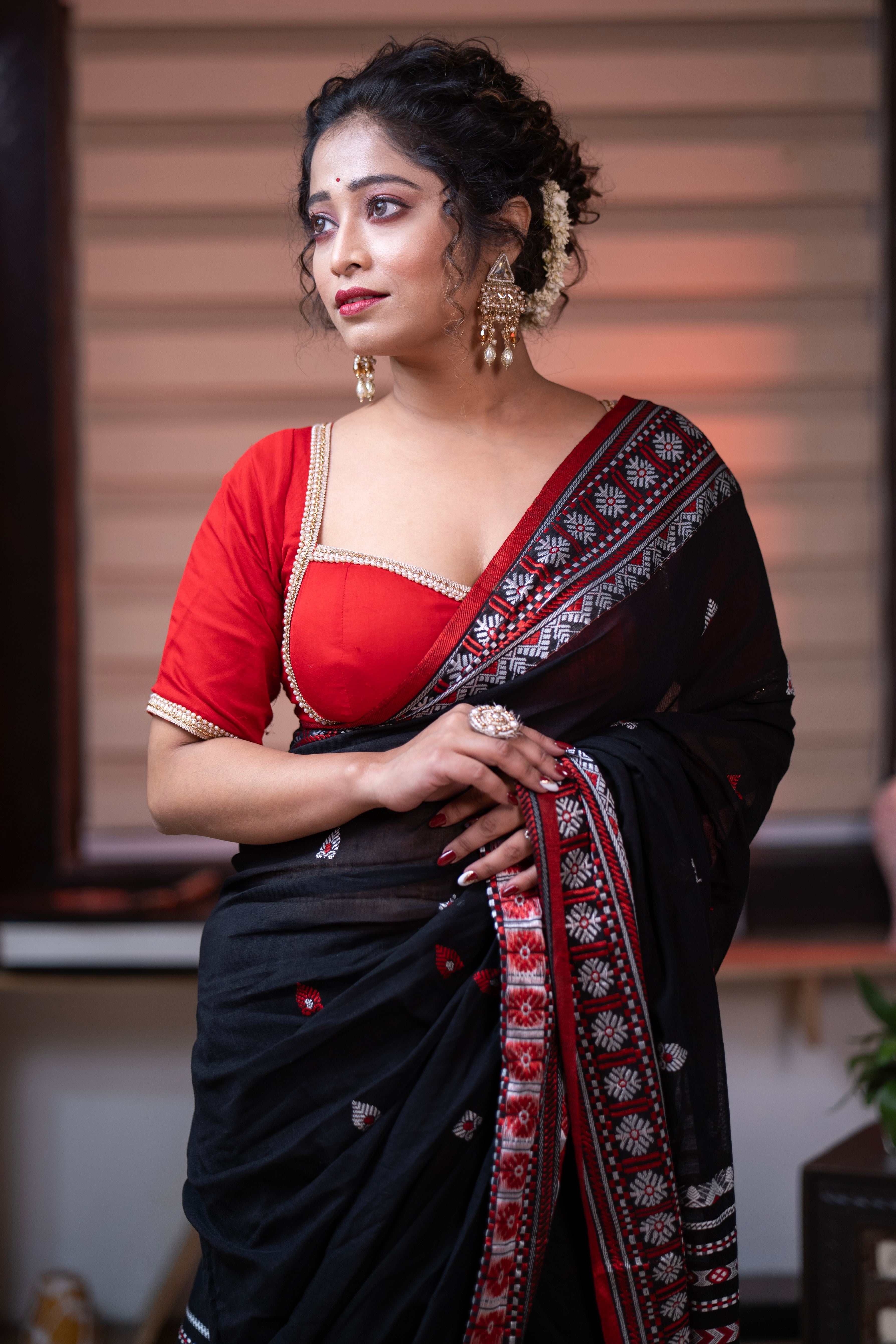 Pure Masrise Cotton Hand Weaving Buti Saree-Black