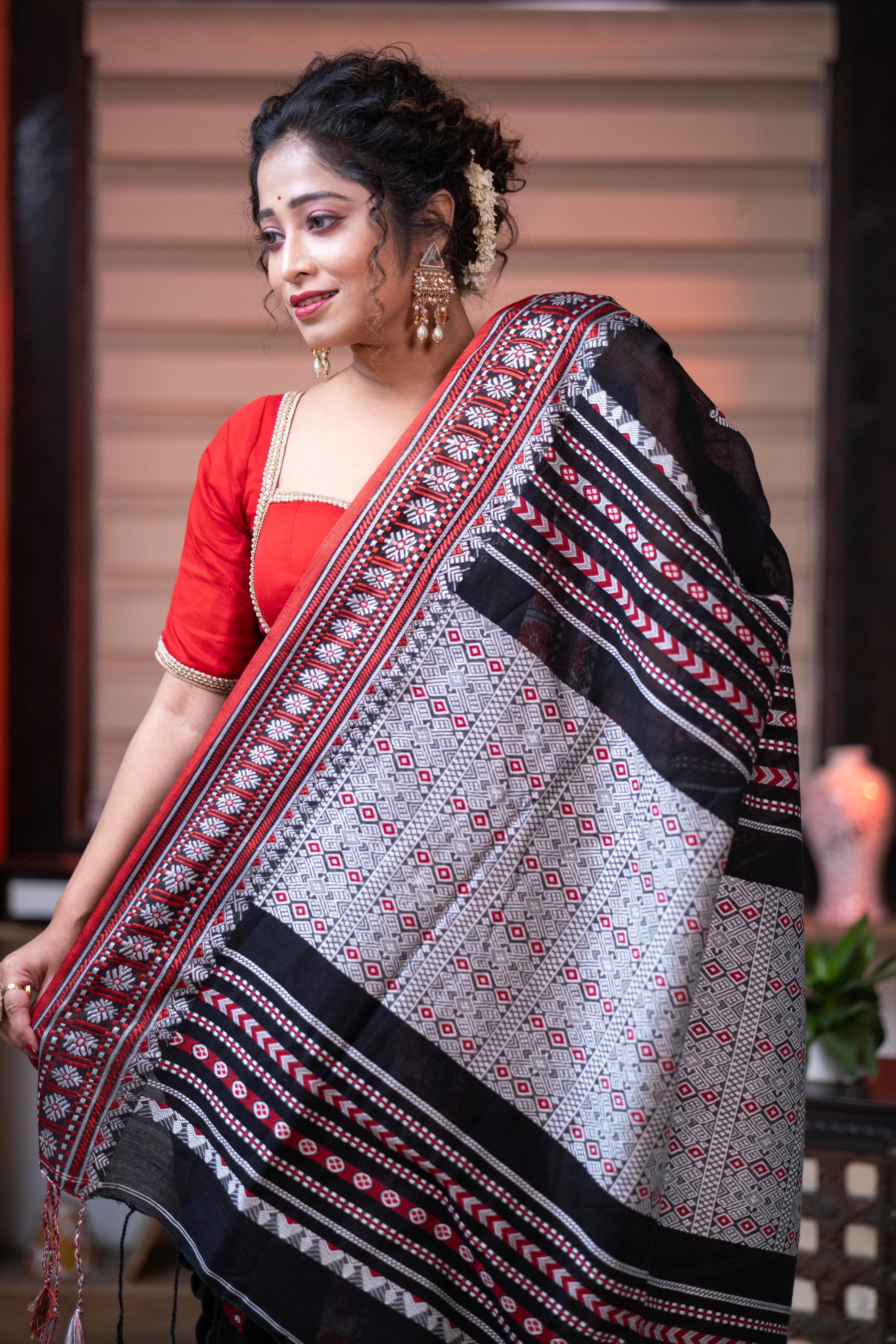 Pure Masrise Cotton Hand Weaving Buti Saree-Black