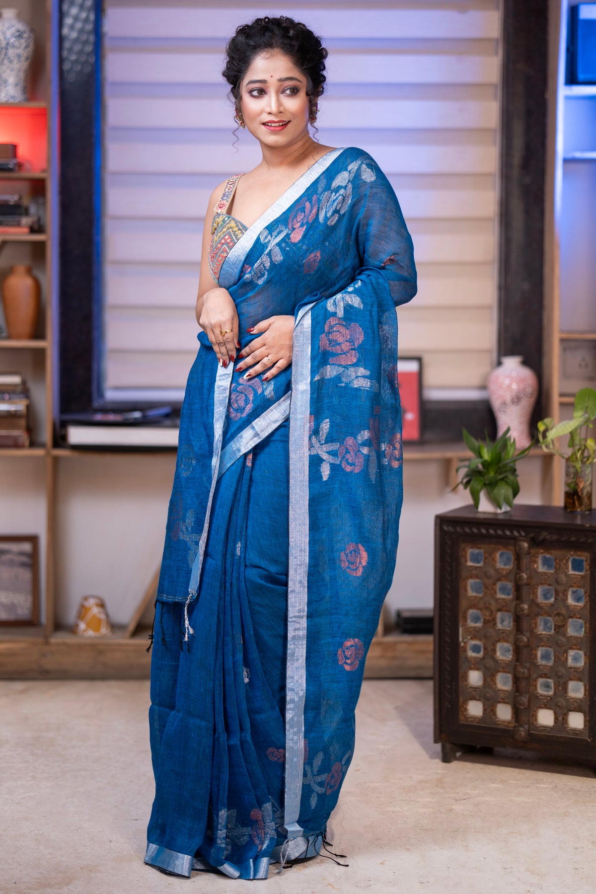 Blue Rose motif Hand Woven linen Jamdani Saree with blouse piece