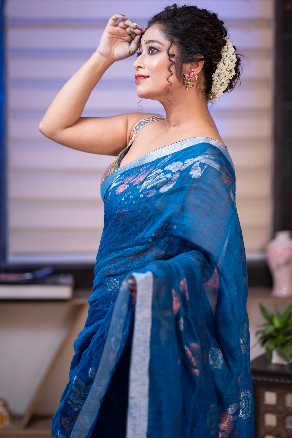 Blue Rose motif Hand Woven linen Jamdani Saree with blouse piece