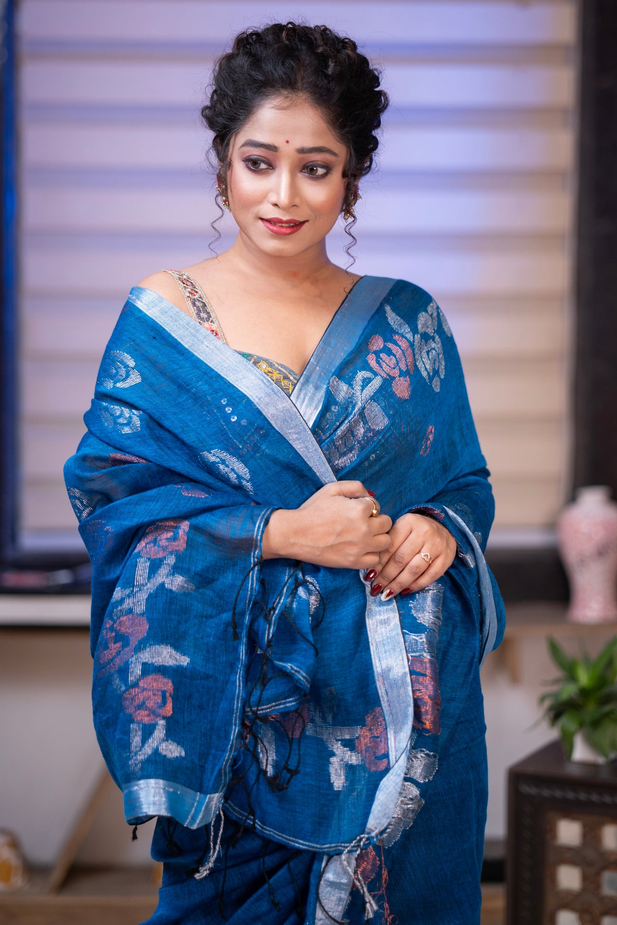 Blue Rose motif Hand Woven linen Jamdani Saree with blouse piece