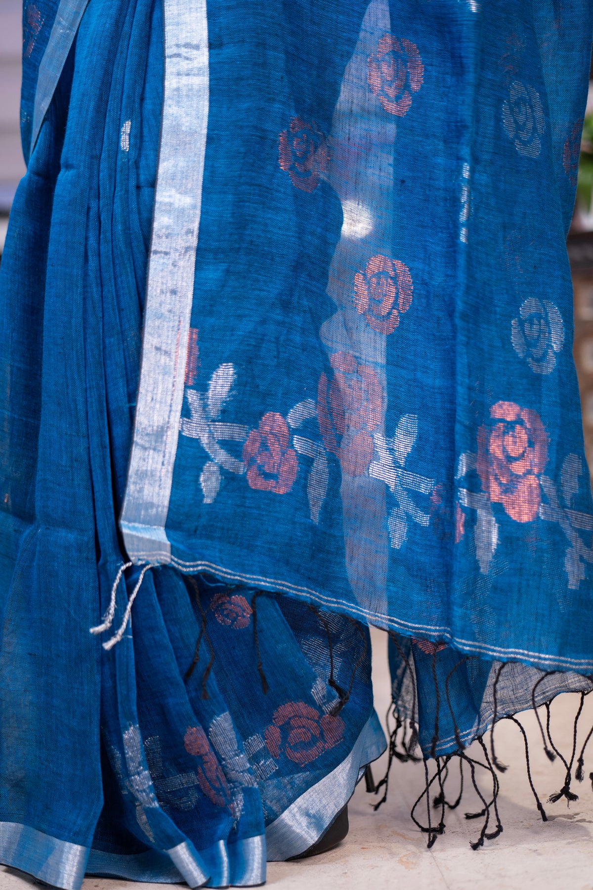 Blue Rose motif Hand Woven linen Jamdani Saree with blouse piece