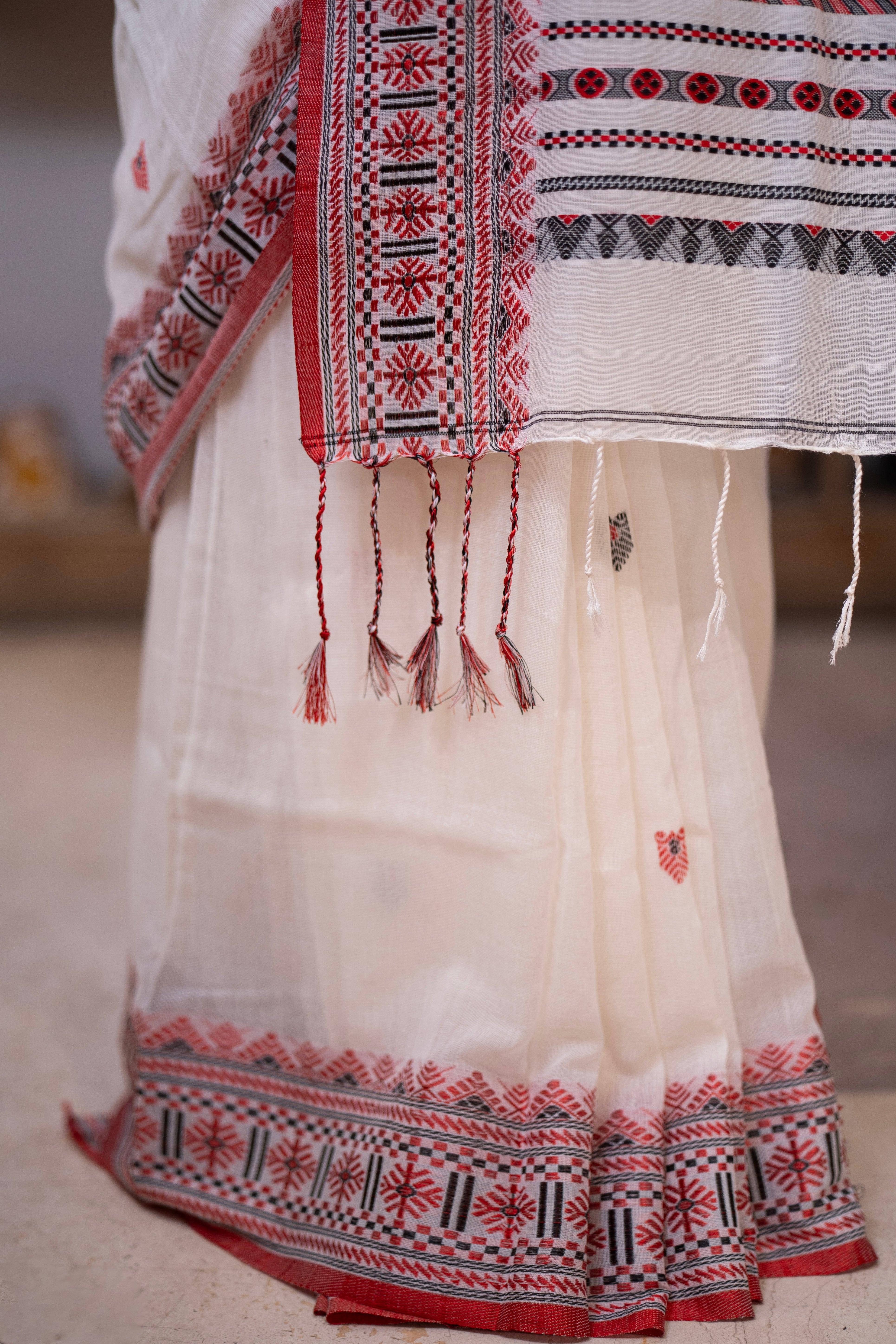 Pure Masrise Cotton Hand Weaving Buti Saree-White