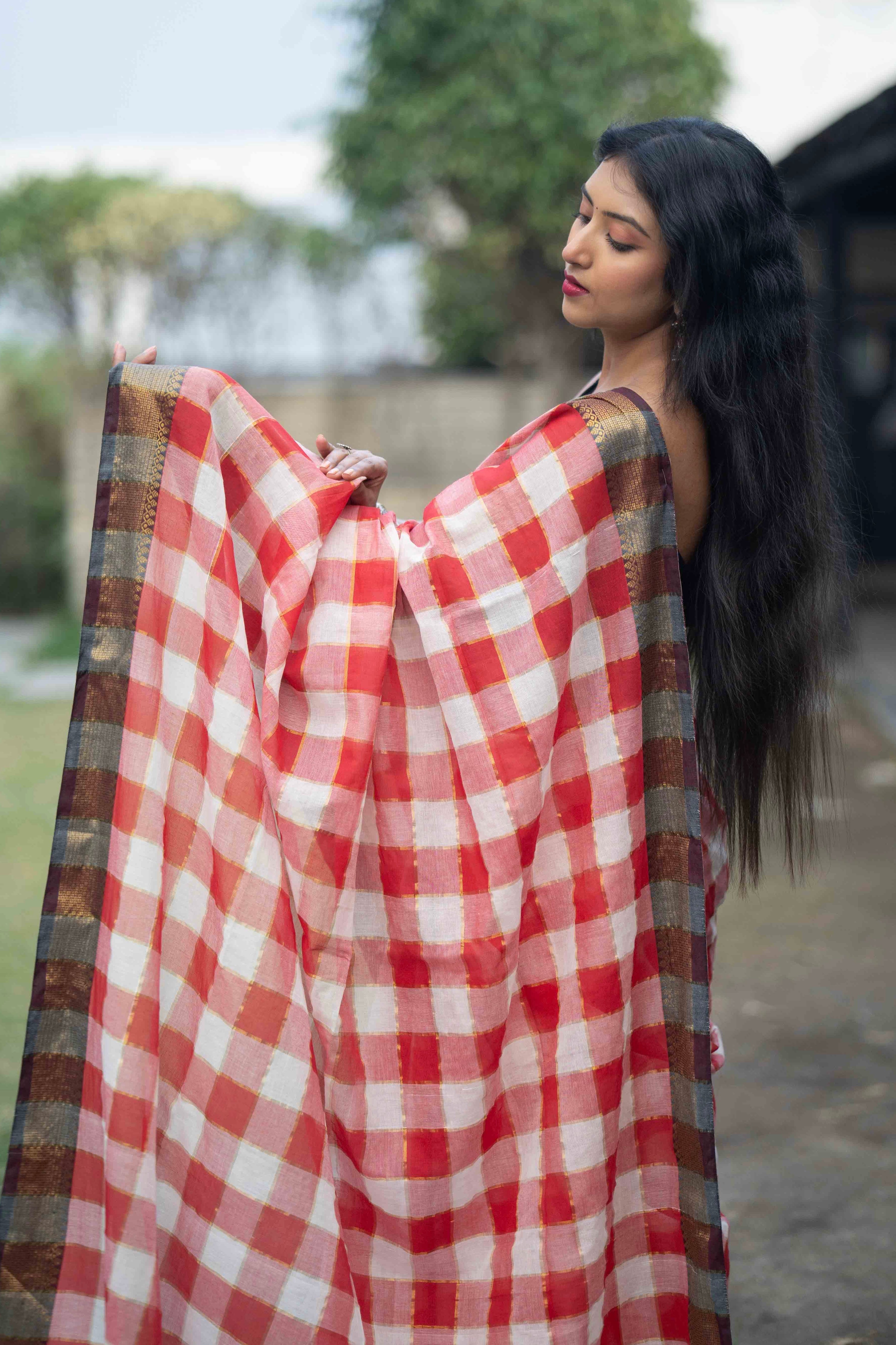 Red&White Box Check Mulmul Cotton Saree – Golden Zari