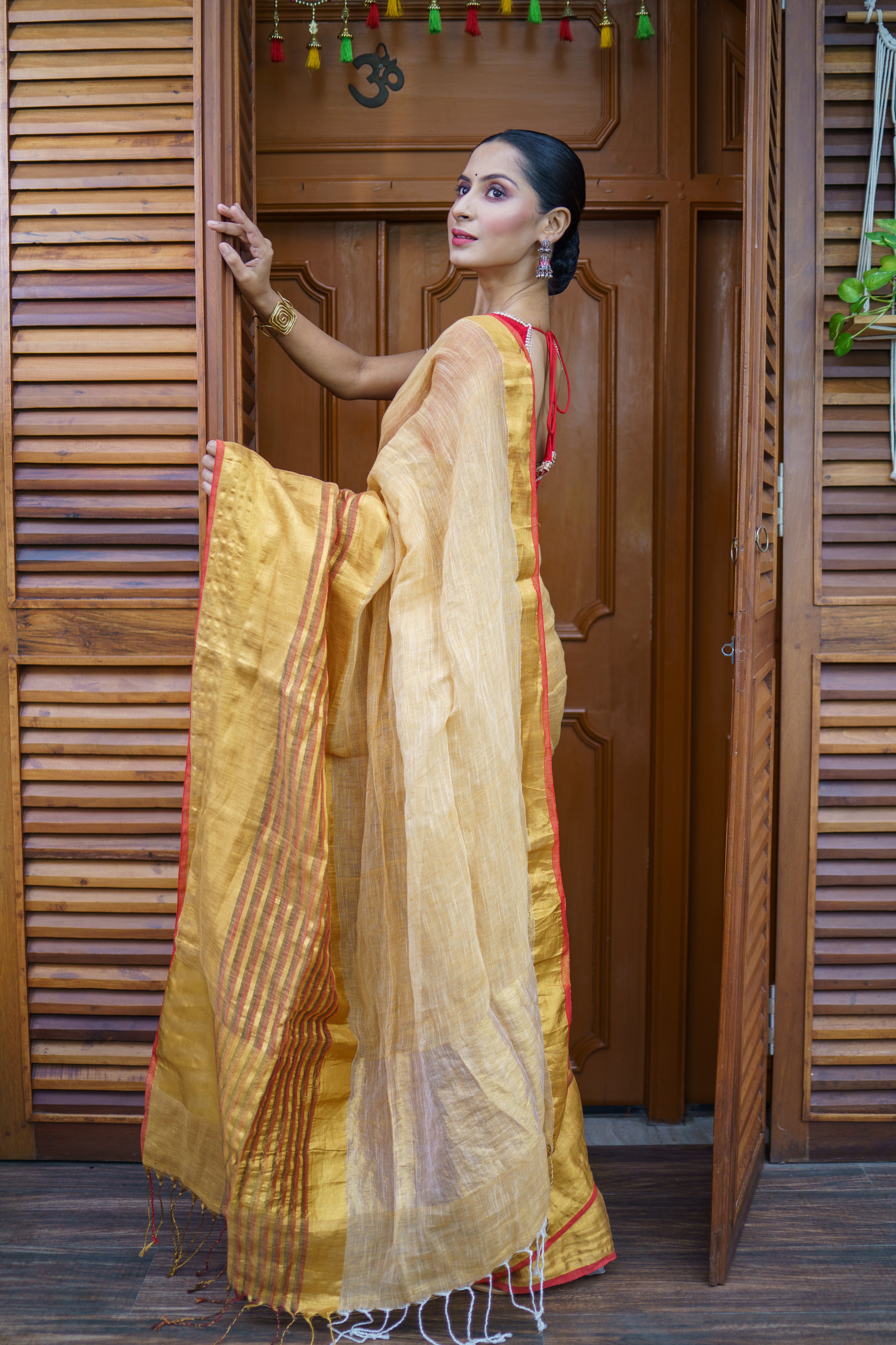 Light oak half half linen saree with blouse piece