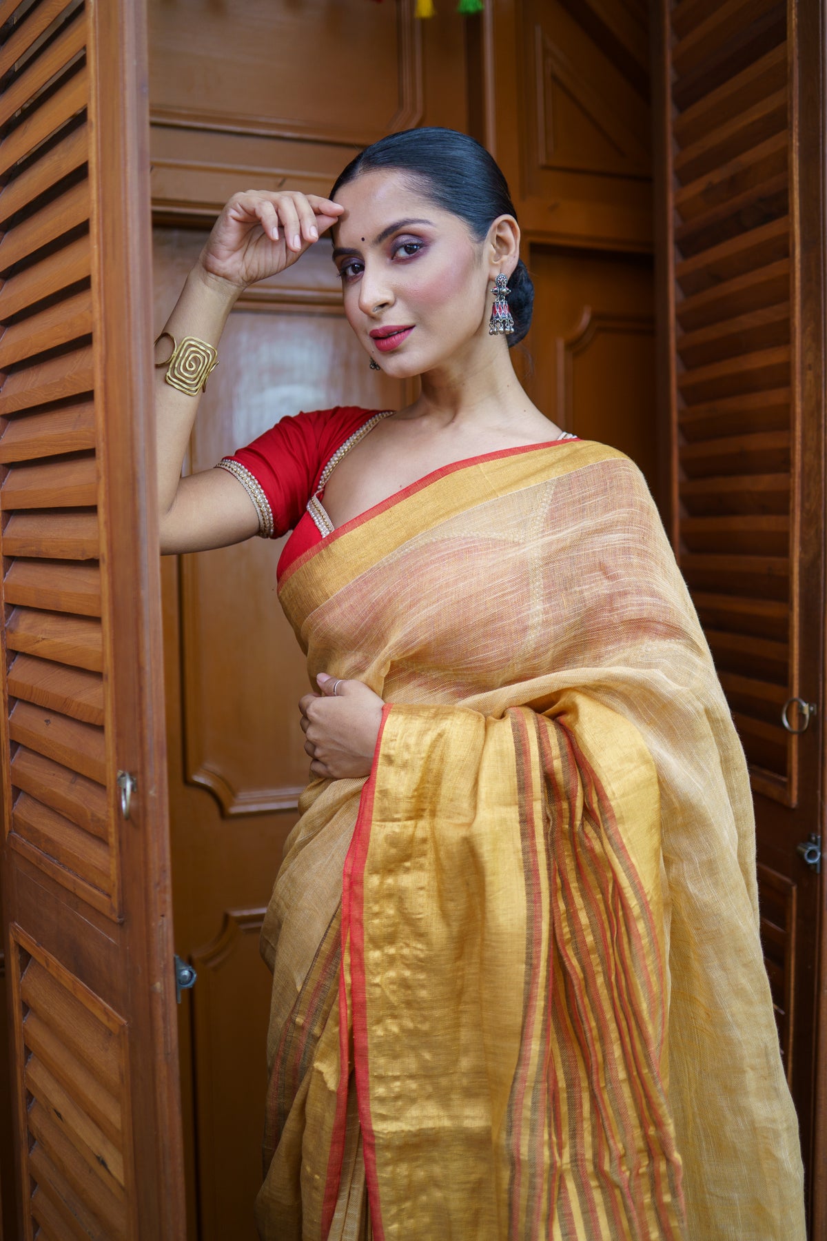 Light oak half half linen saree with blouse piece