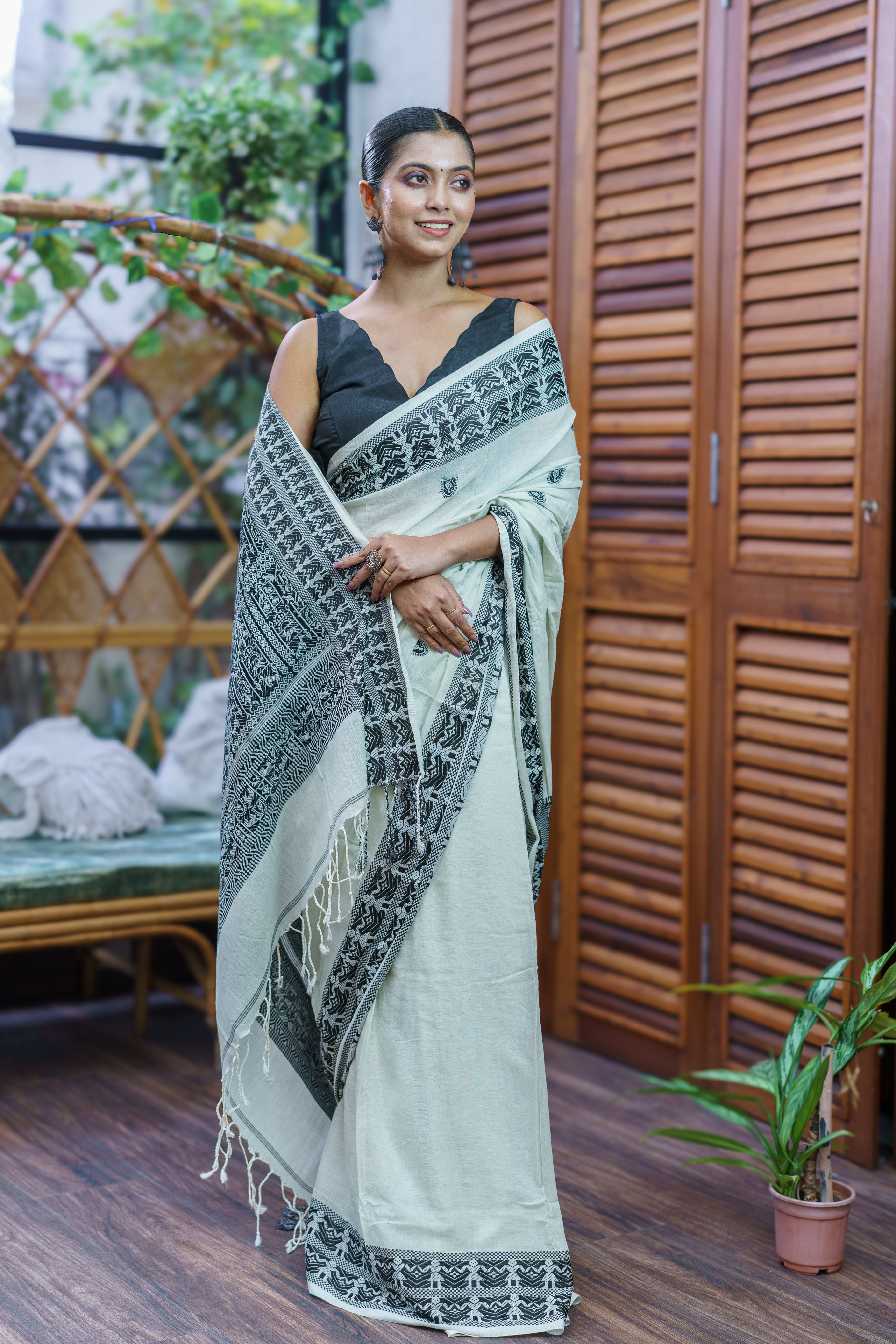 White & Black Pure Mashrise Cotton Hand Weaving Saree