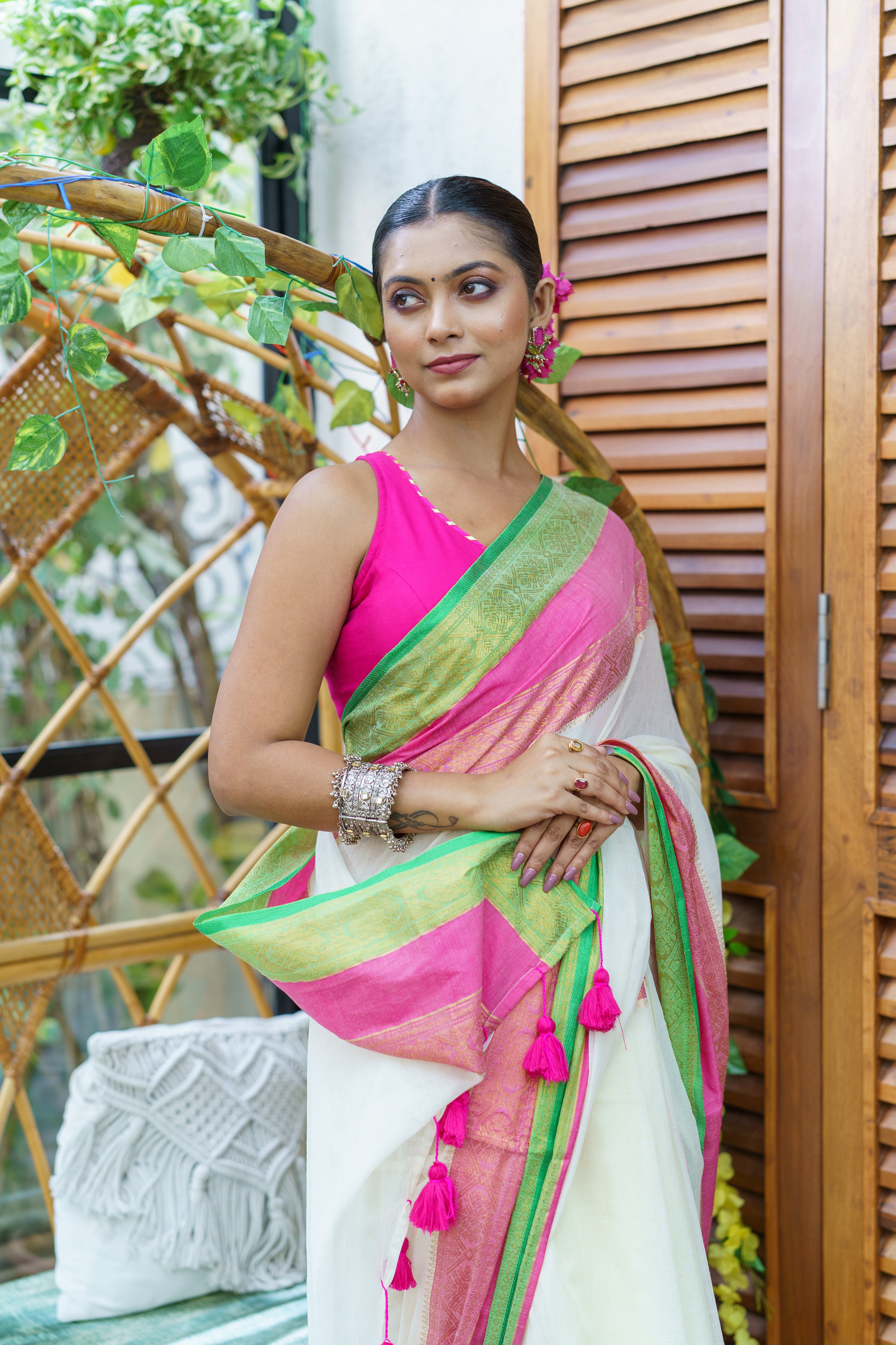 Off white jari border mulmu cotton saree with blouse piece