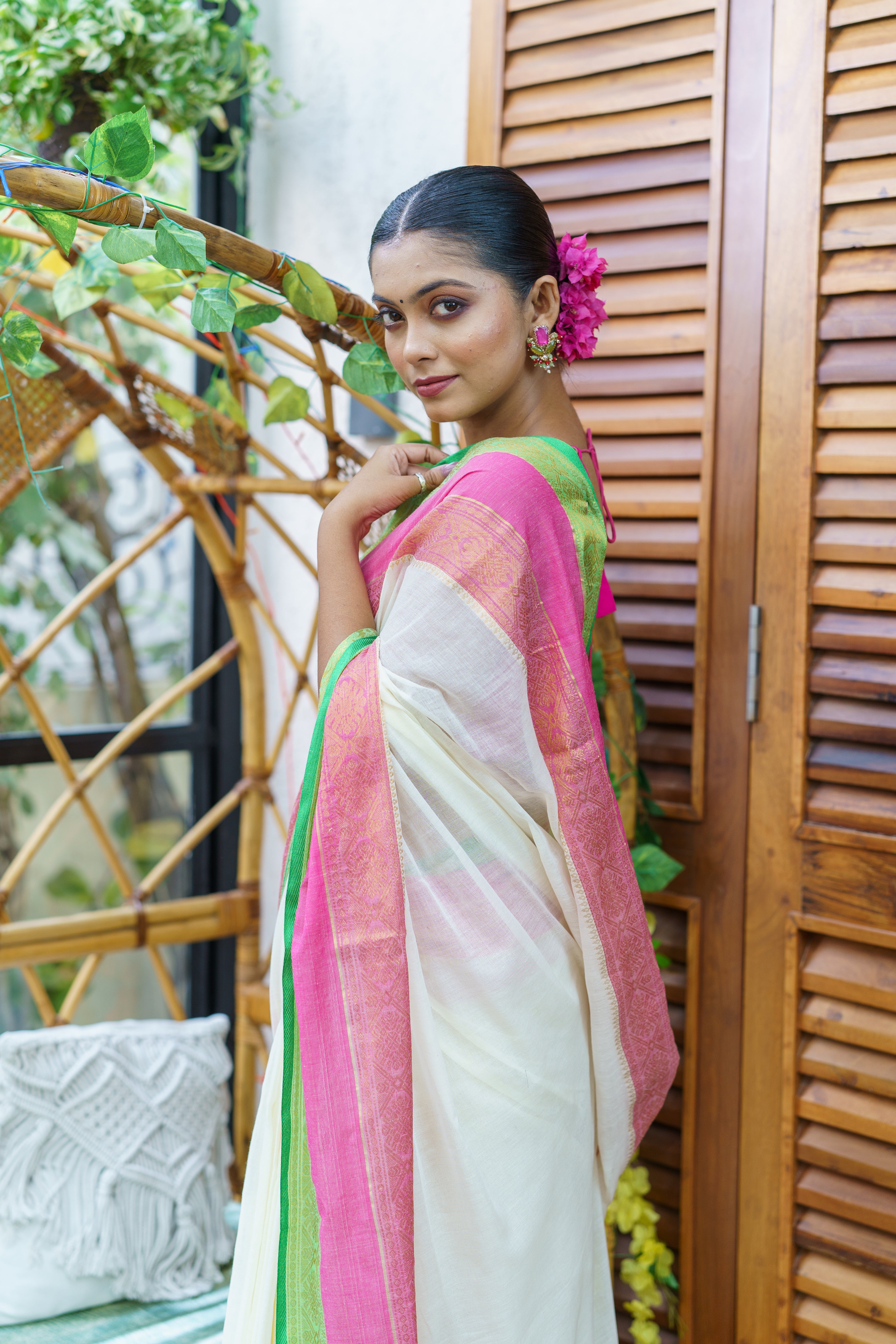 Off white jari border mulmu cotton saree with blouse piece