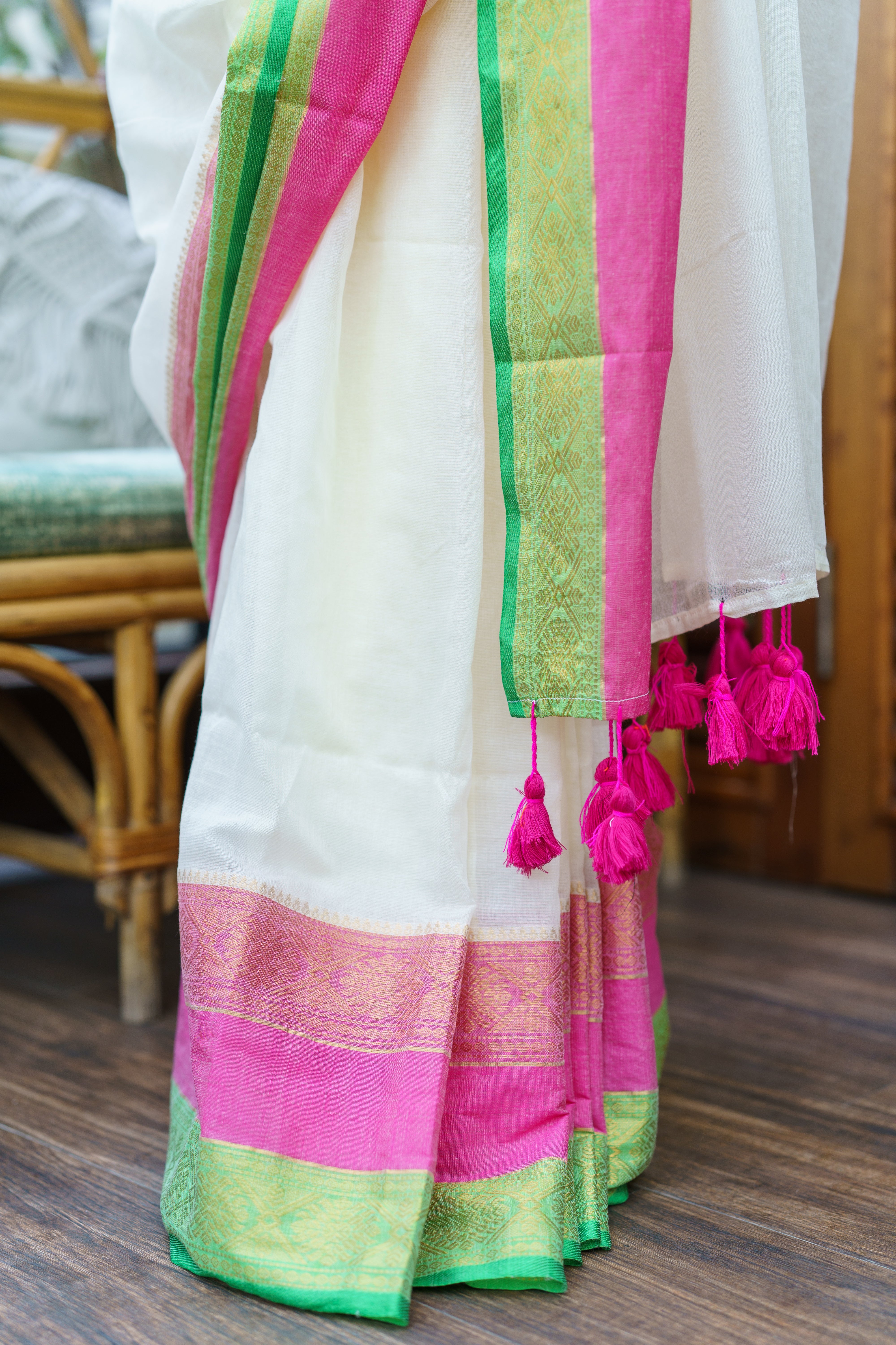 Off white jari border mulmu cotton saree with blouse piece