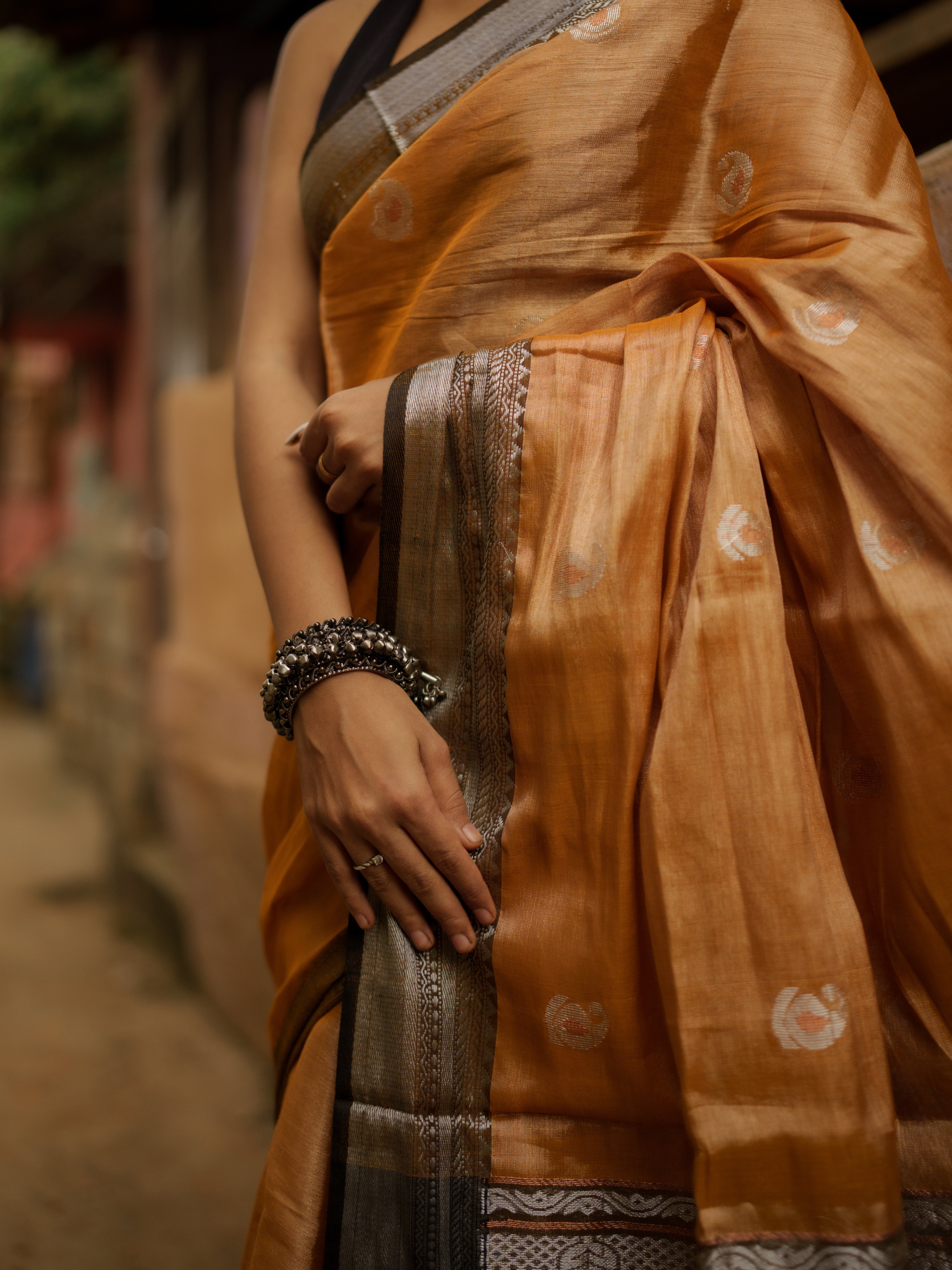 Metallic Gold Pure Tissue Linen Handwoven Jamdani Saree