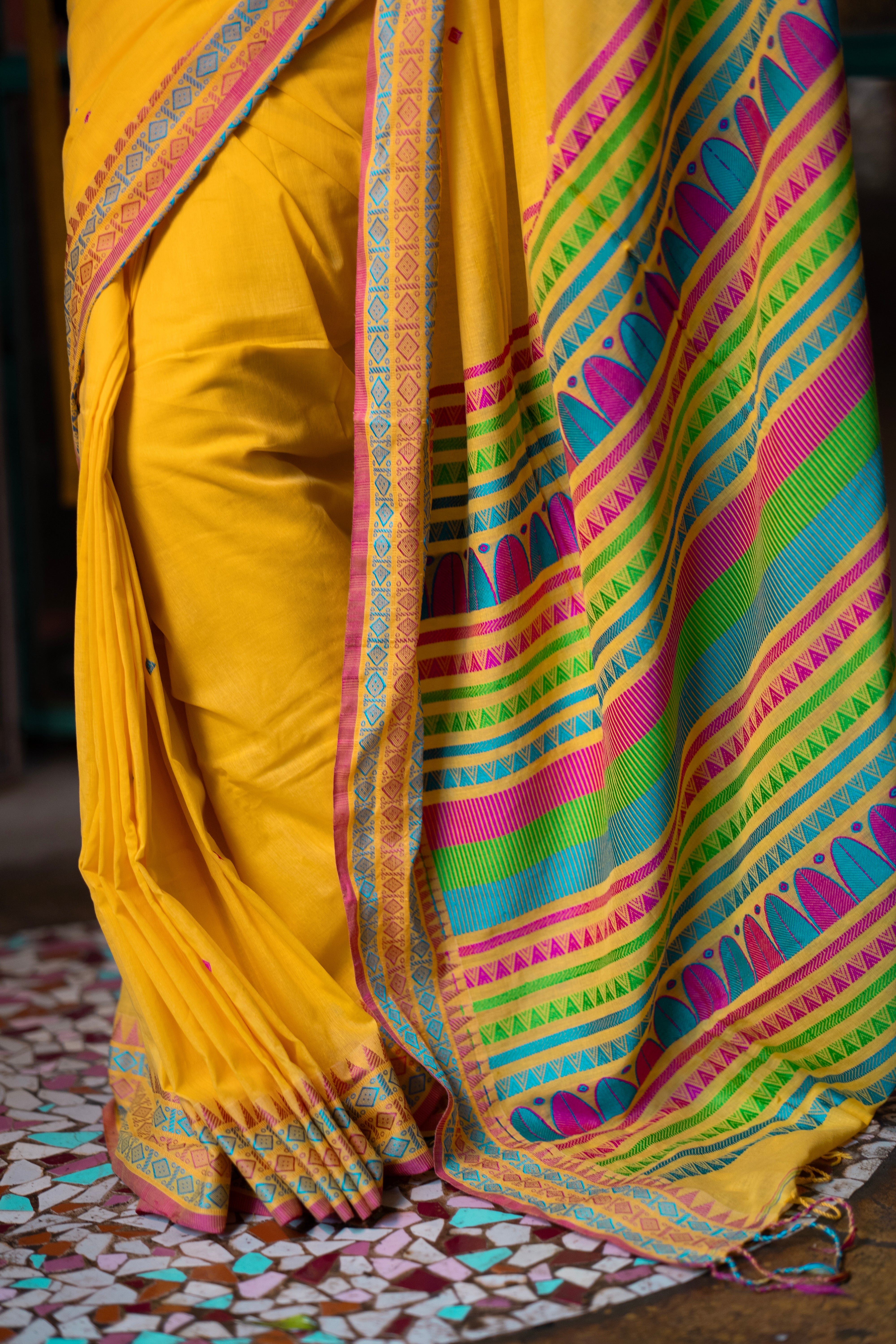 Yellow Pure Masrise Cotton Handwoven Saree with contrast blouse piece