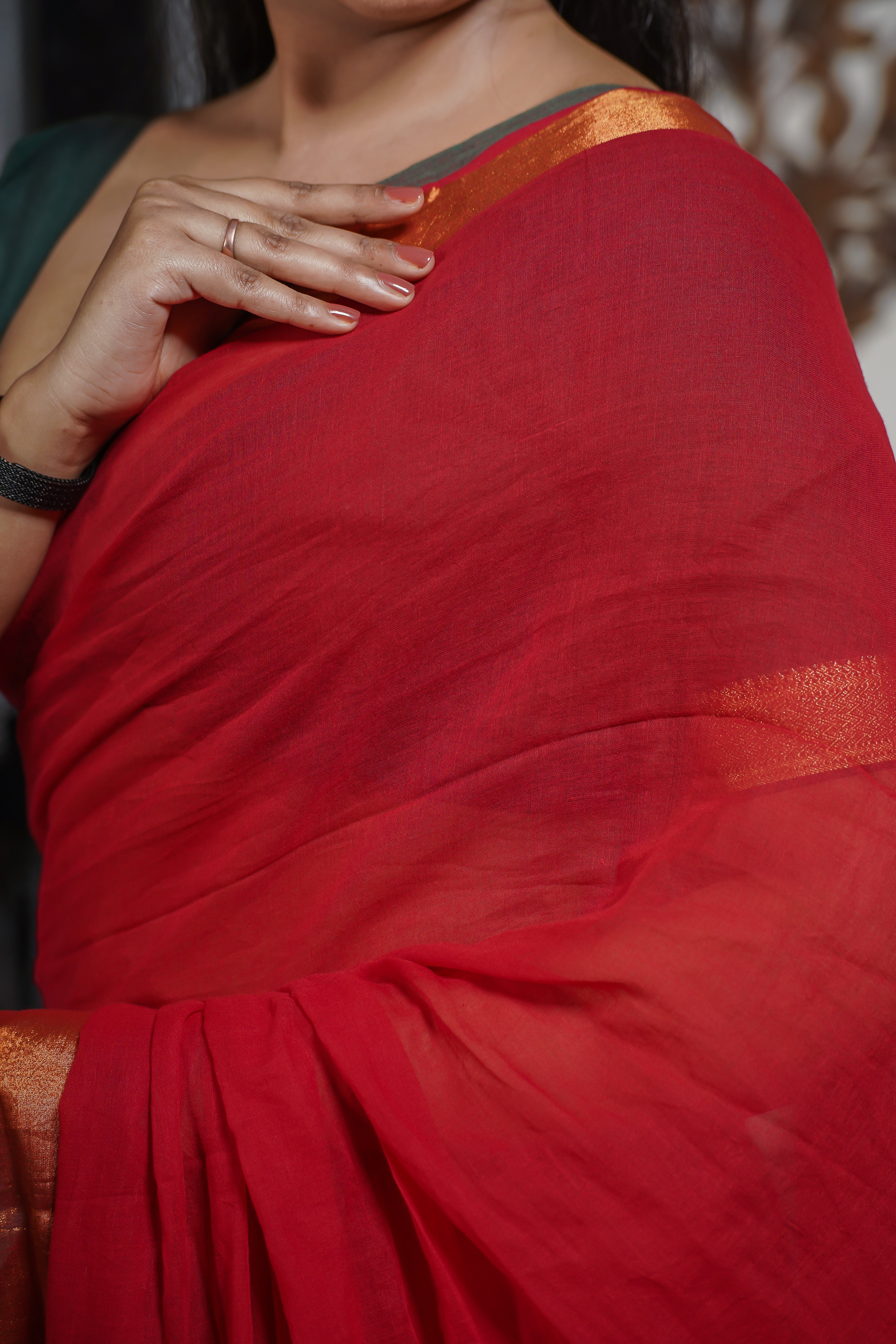 Red Mul Mul Cotton Saree With contrast blouse piece