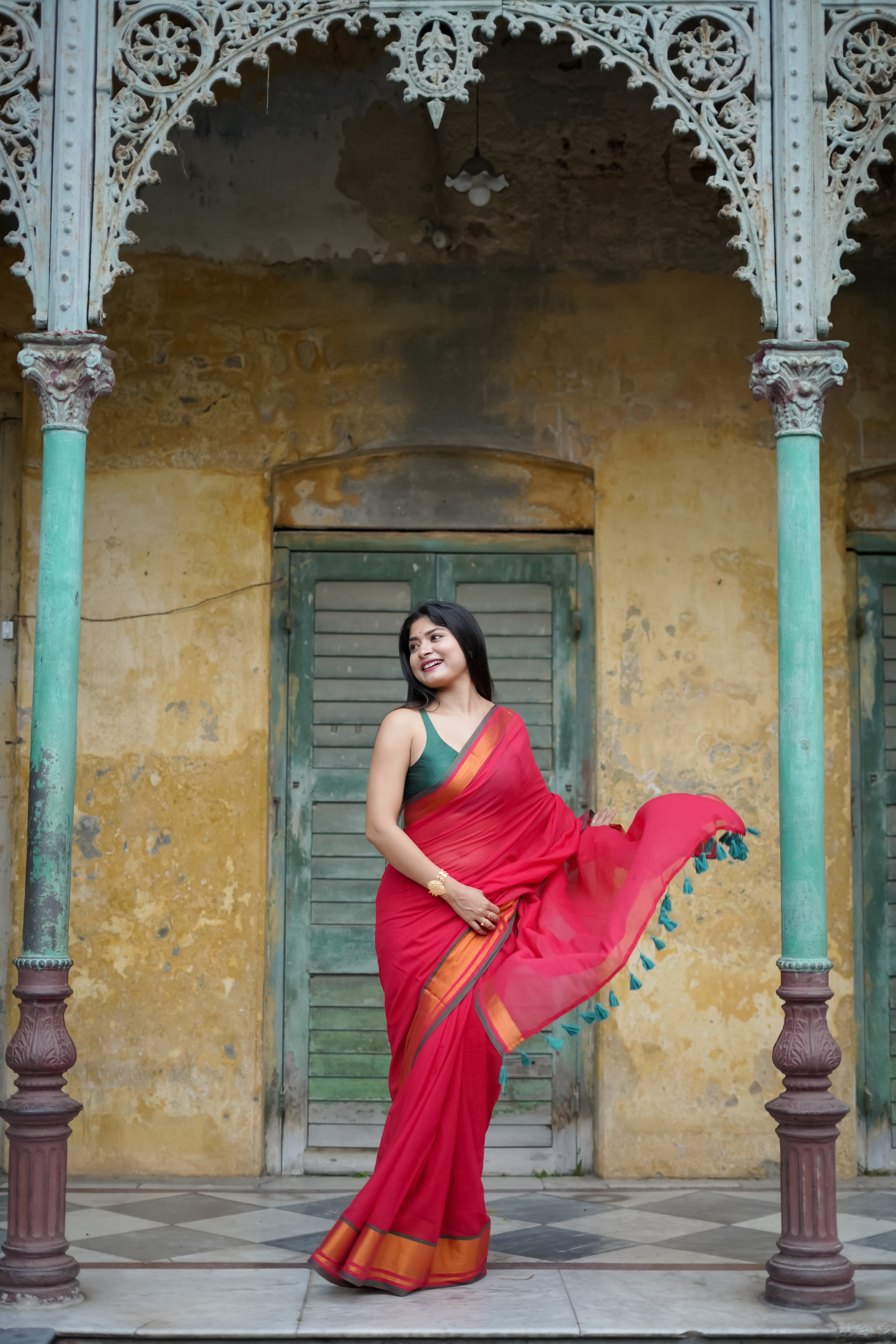 Red Mul Mul Cotton Saree With contrast blouse piece