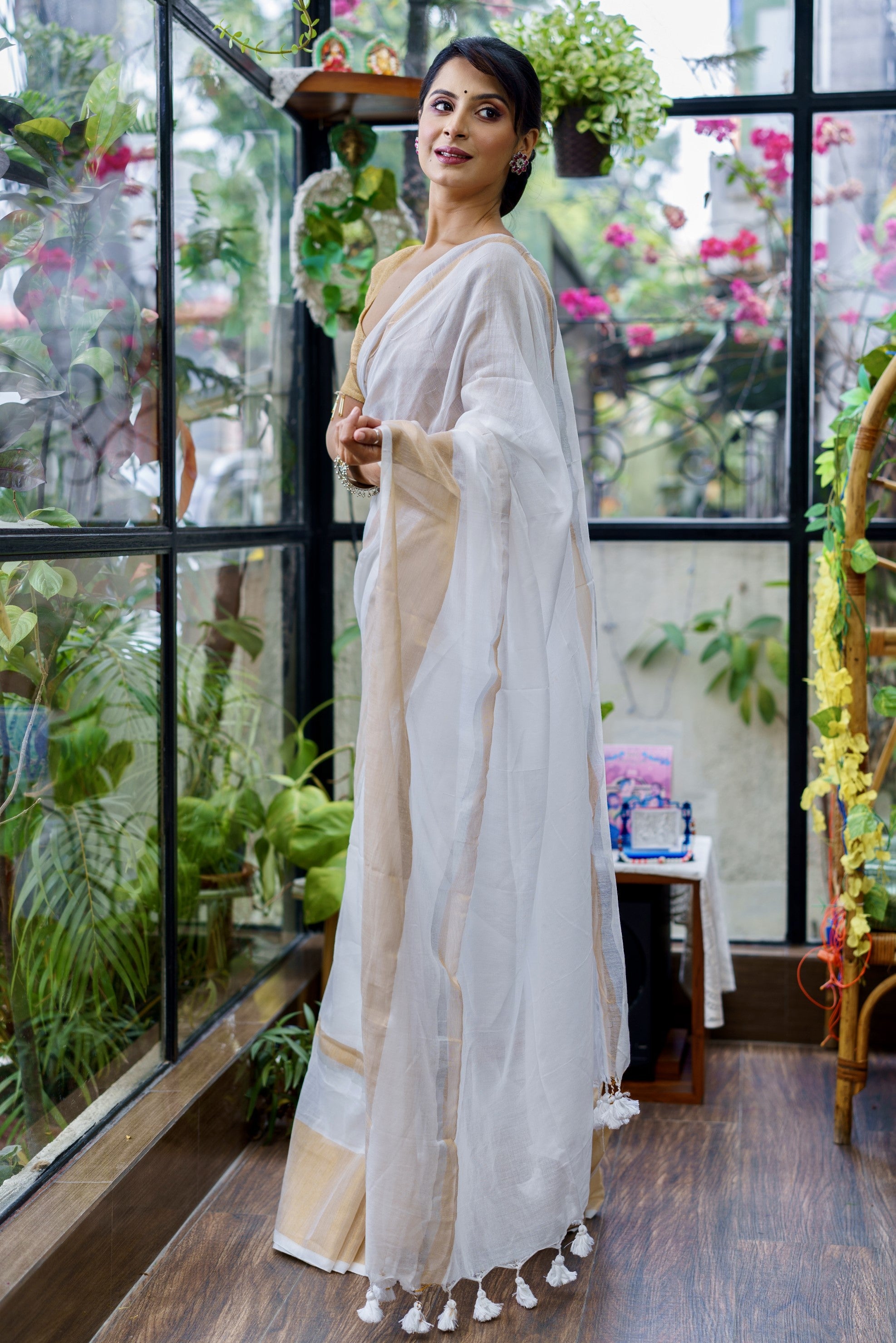 White golden and silver mahapaar mulmul cotton saree with blouse piece