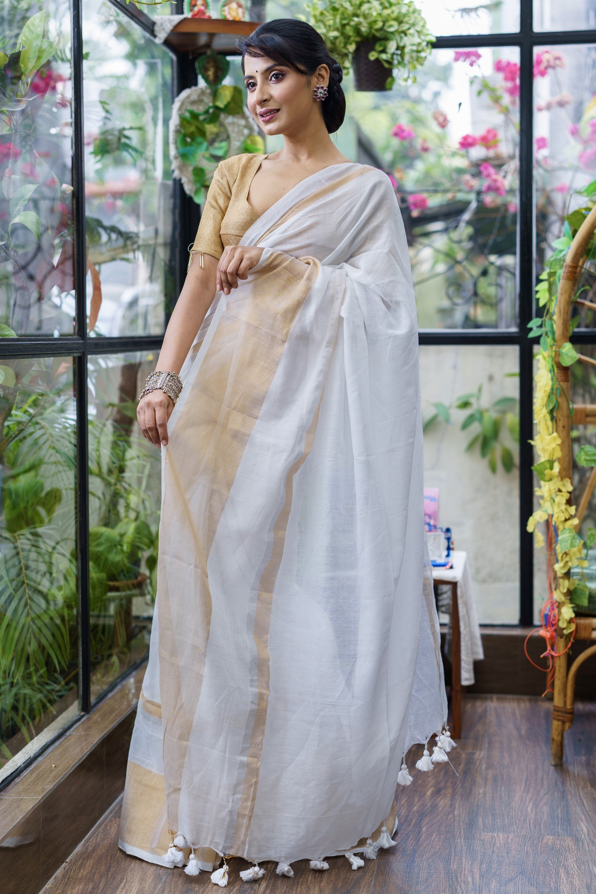 White golden and silver mahapaar mulmul cotton saree with blouse piece