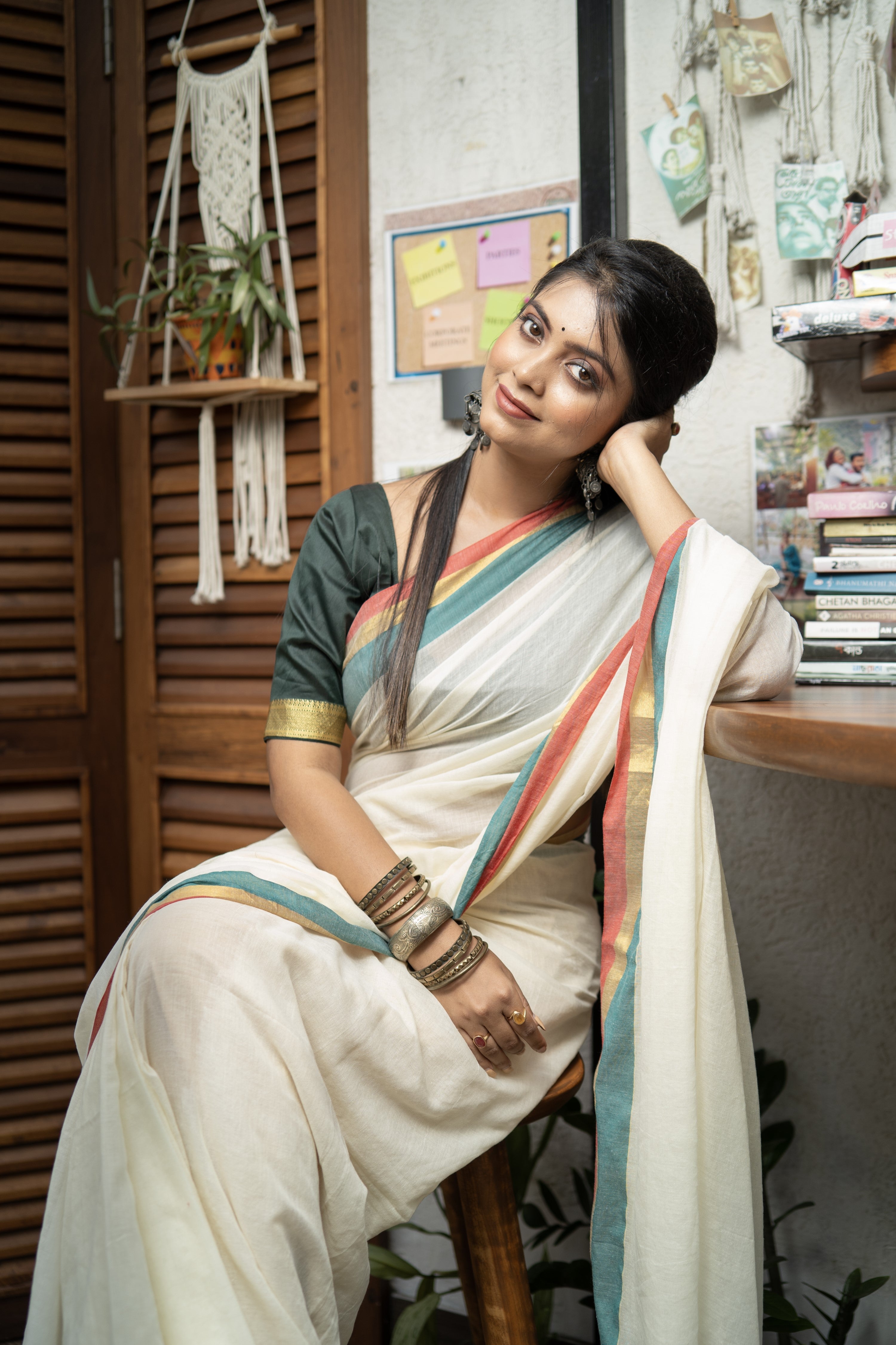 Cream Mul Mul Cotton Saree With contrast blouse pieces