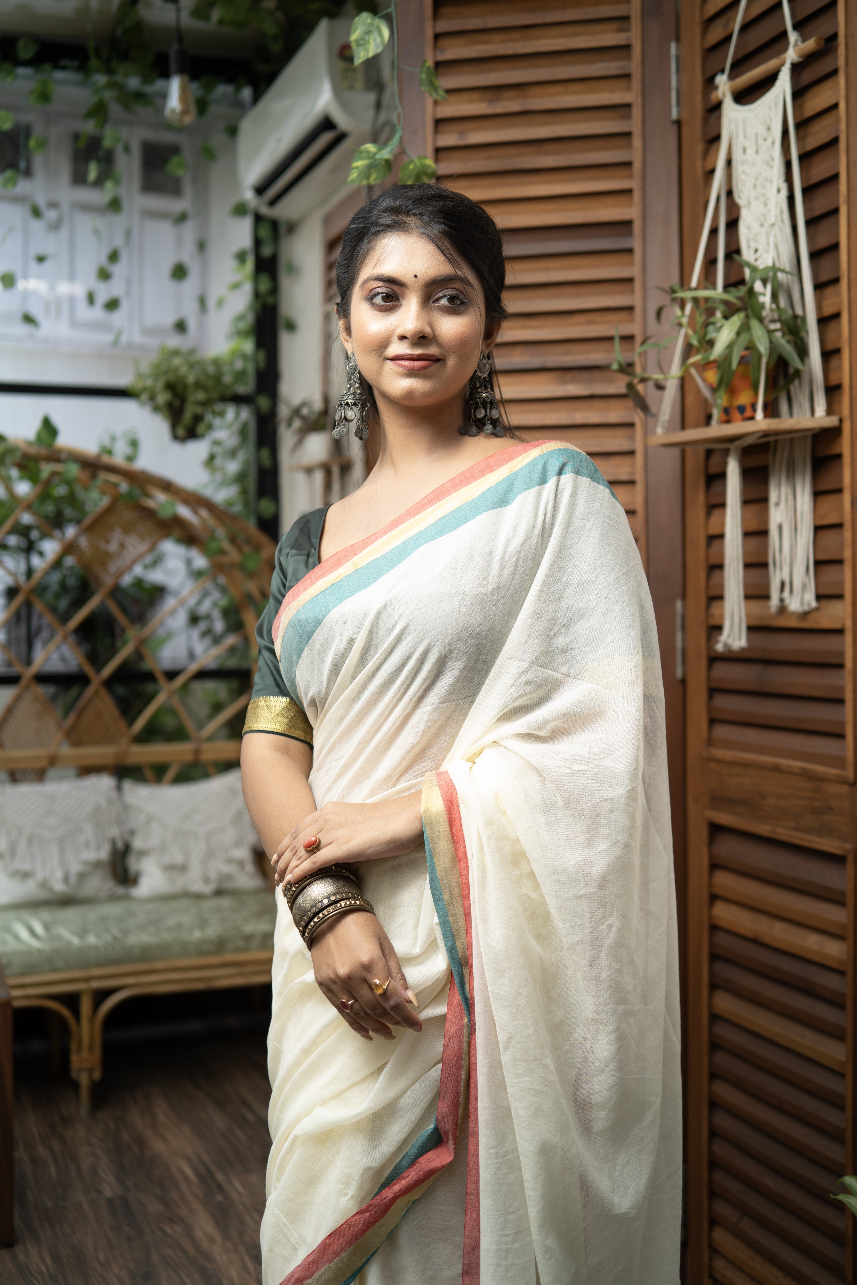 Cream Mul Mul Cotton Saree With contrast blouse pieces