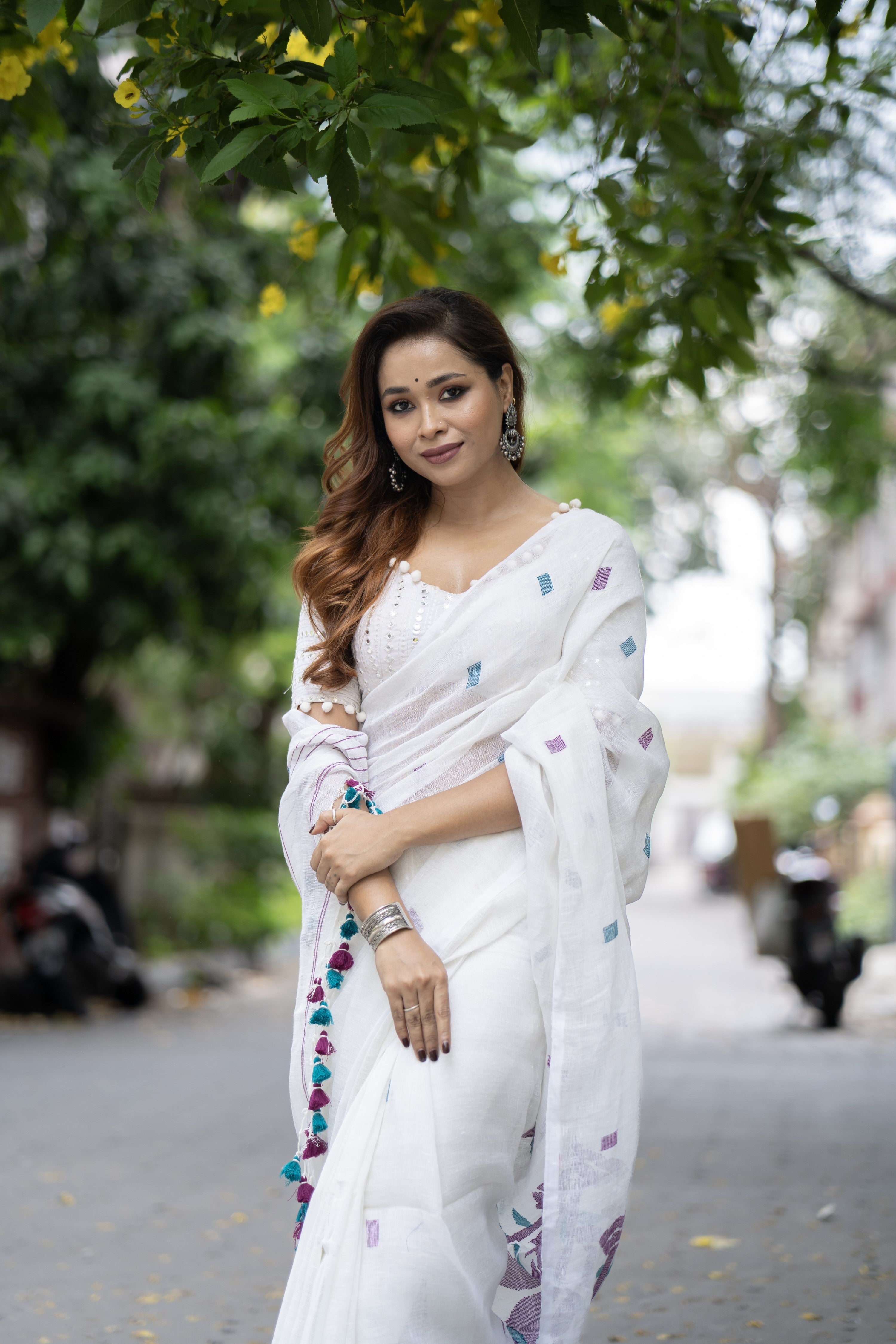 White bird weaving linen saree