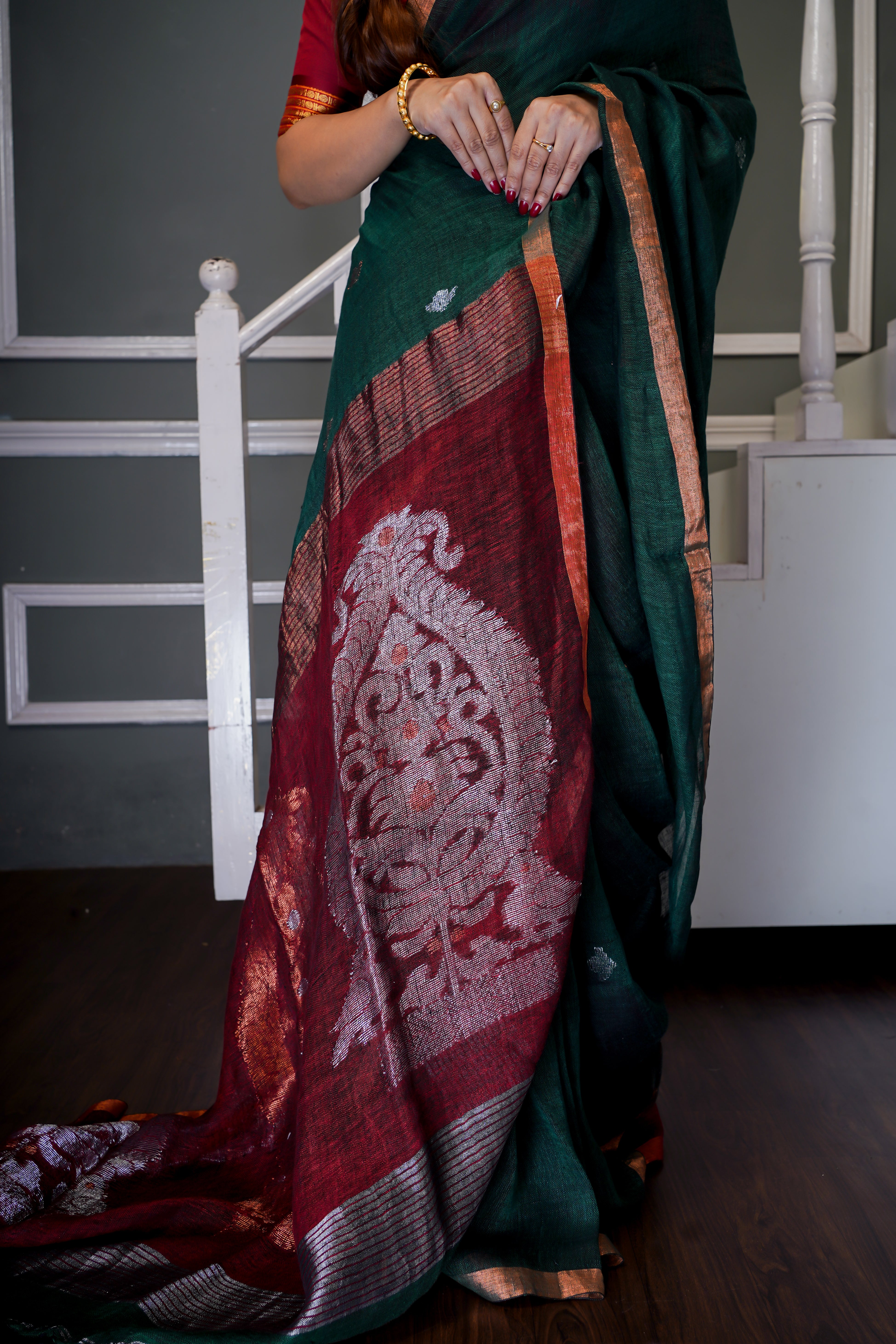 Green & Maroon Sankha Linen Hand Woven Jamdani Saree