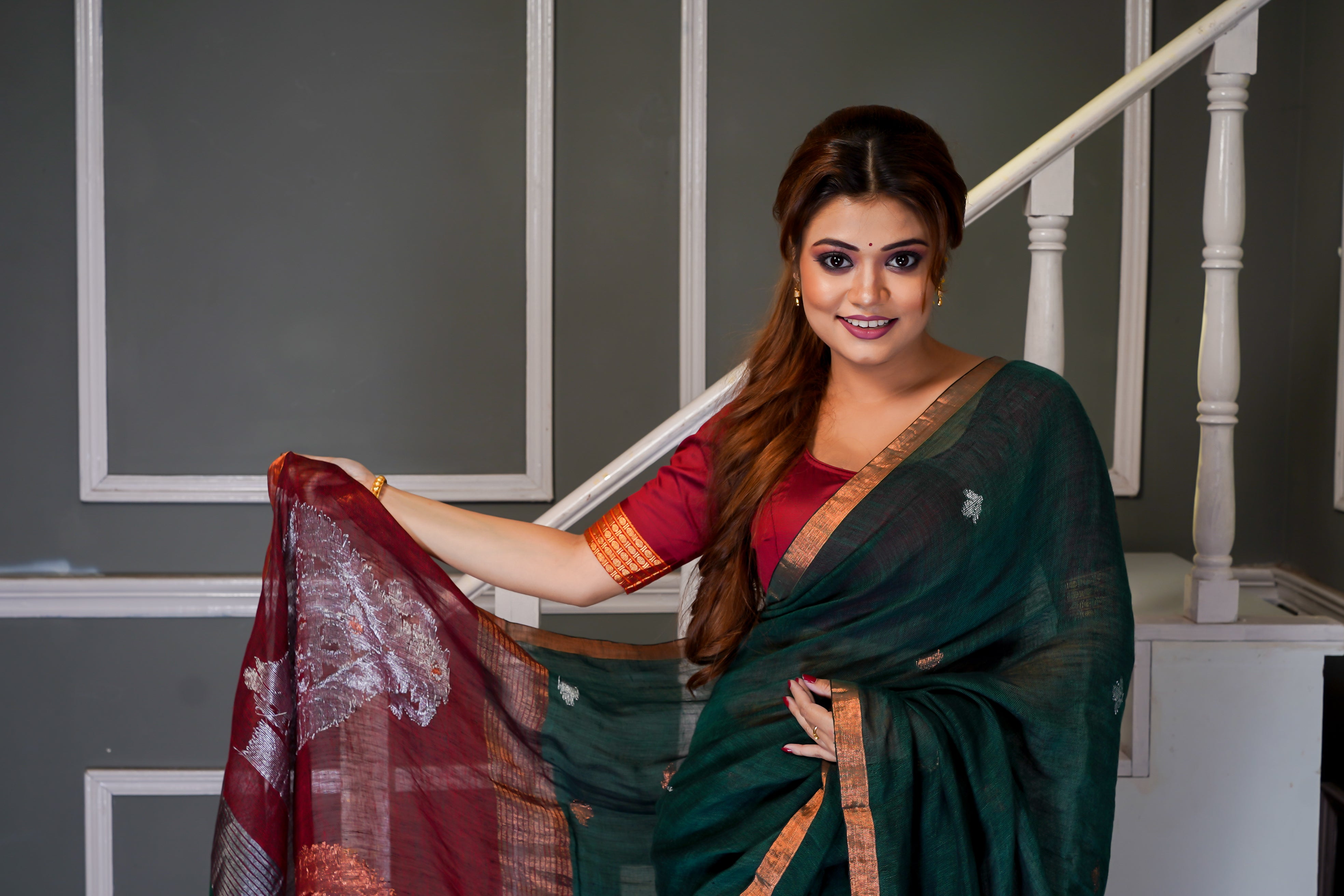 Green & Maroon Sankha Linen Hand Woven Jamdani Saree