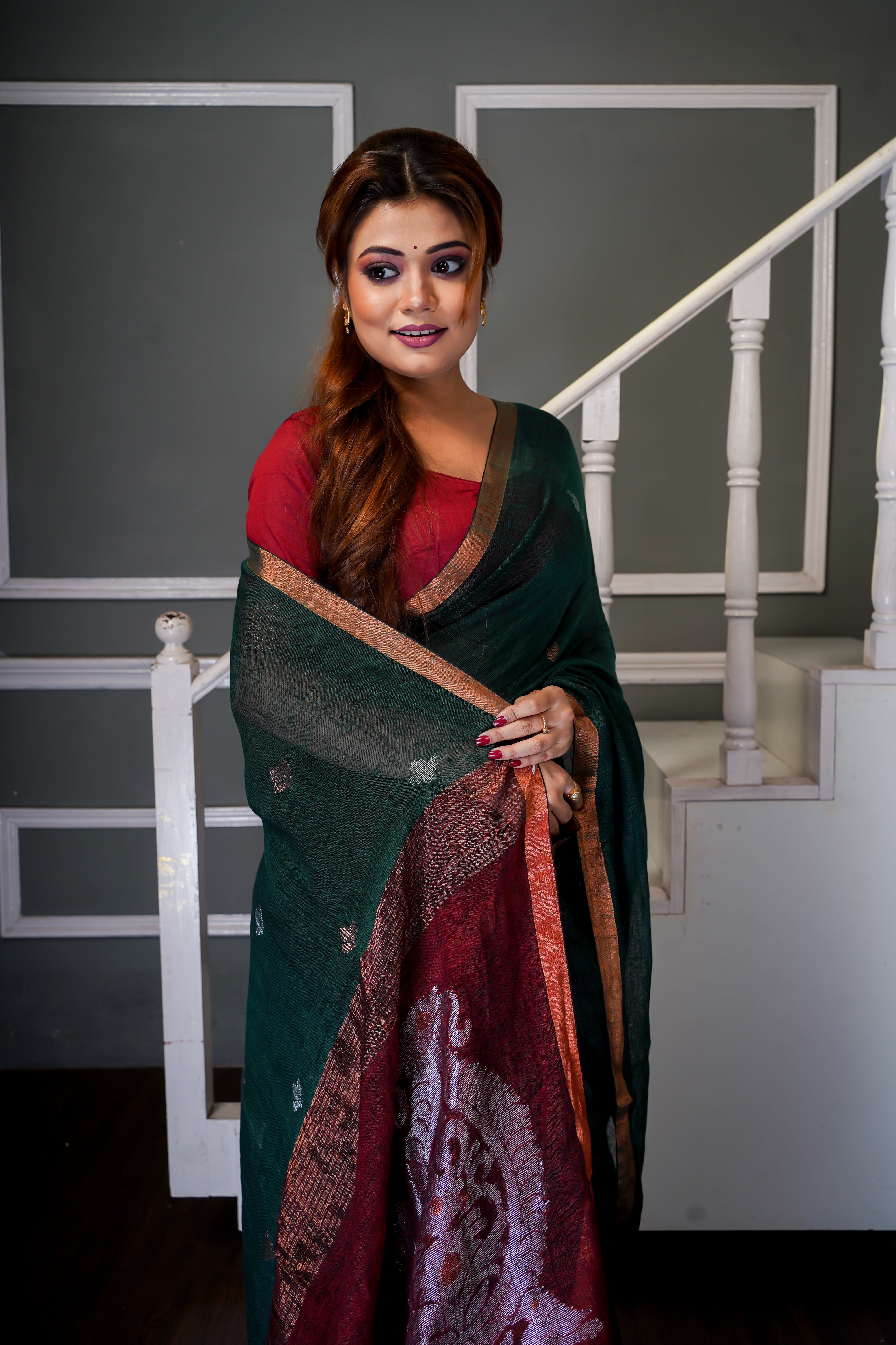 Green & Maroon Sankha Linen Hand Woven Jamdani Saree