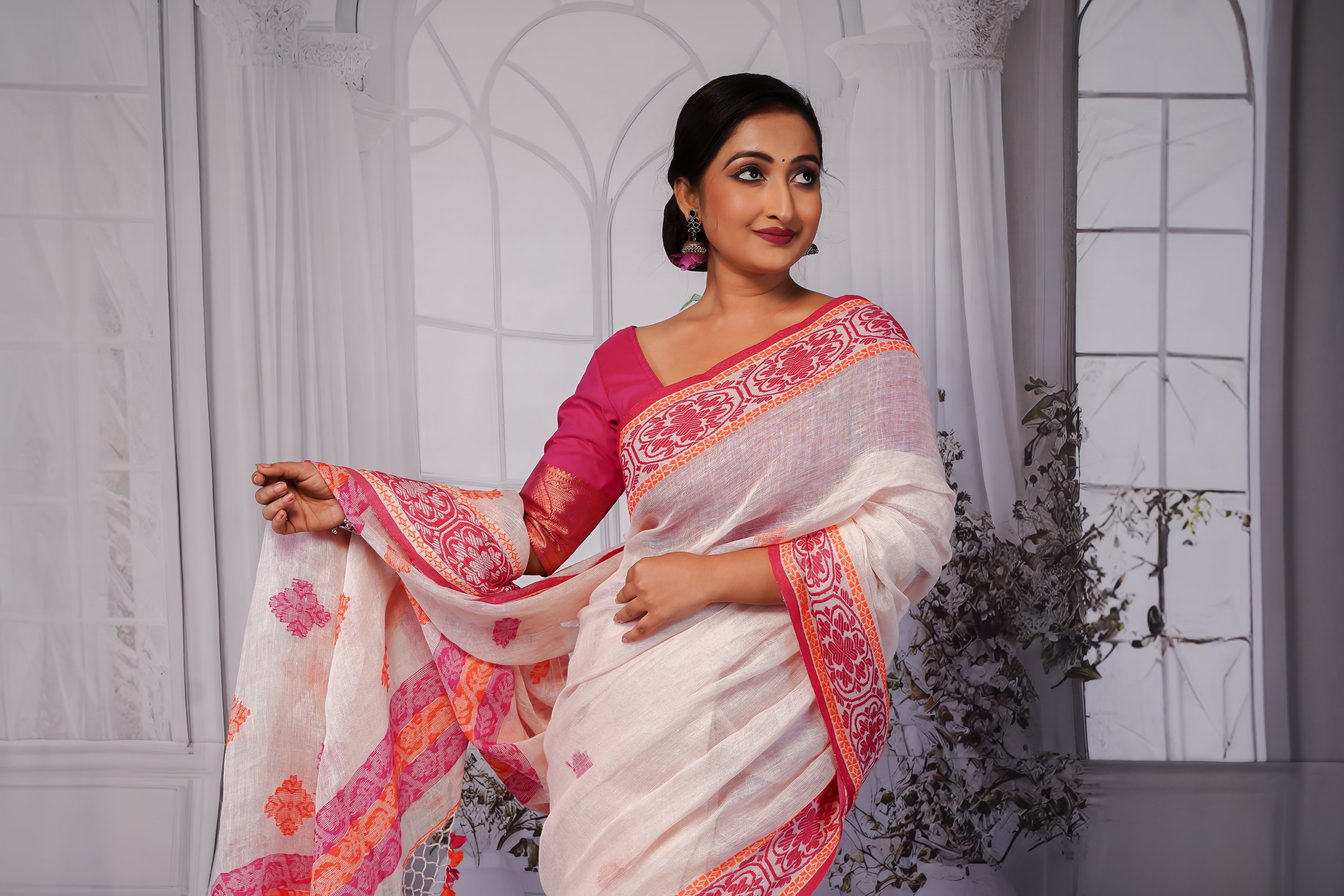 White & Red Linen Hand Woven Jamdani Saree