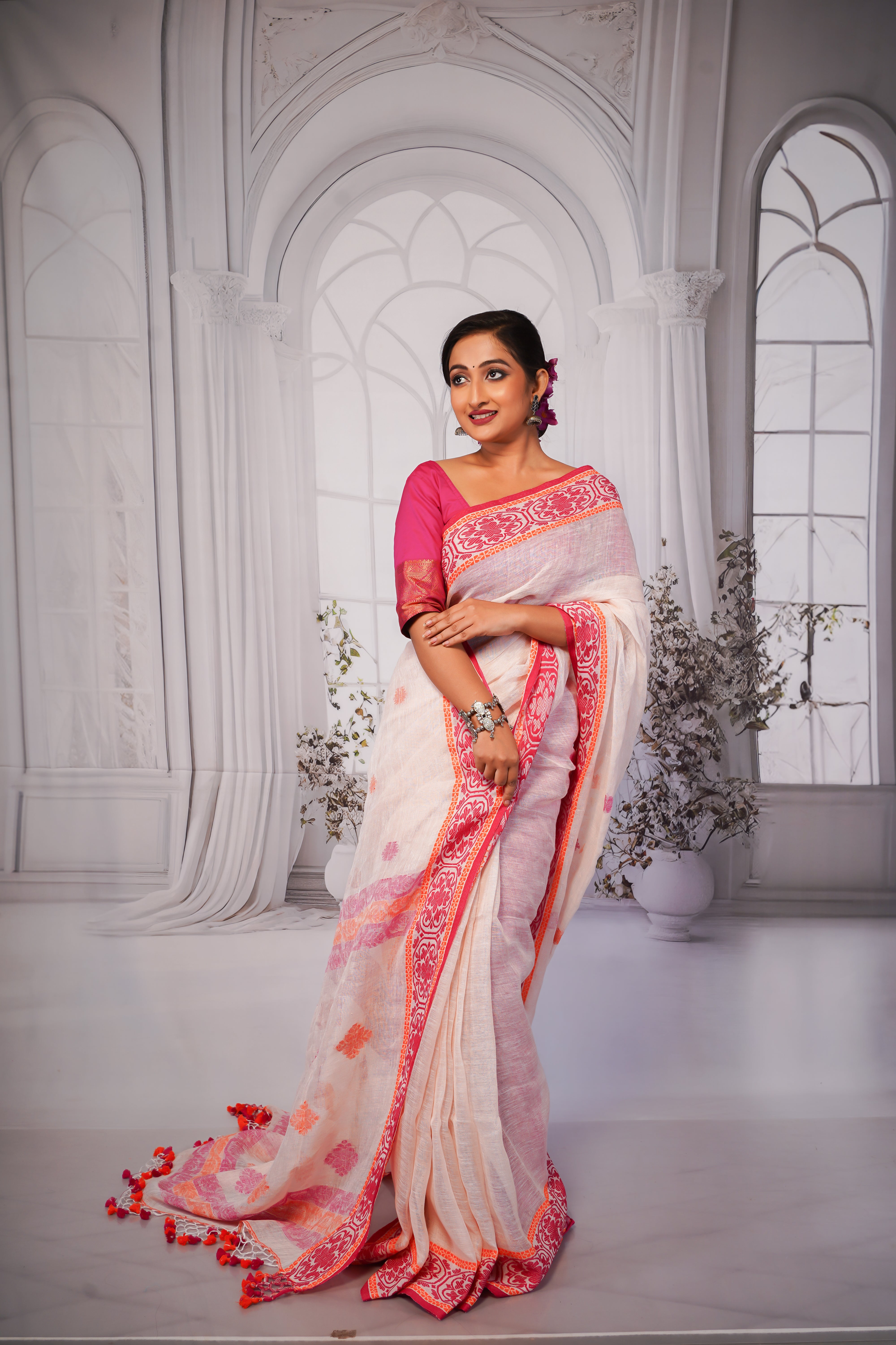 White & Red Linen Hand Woven Jamdani Saree