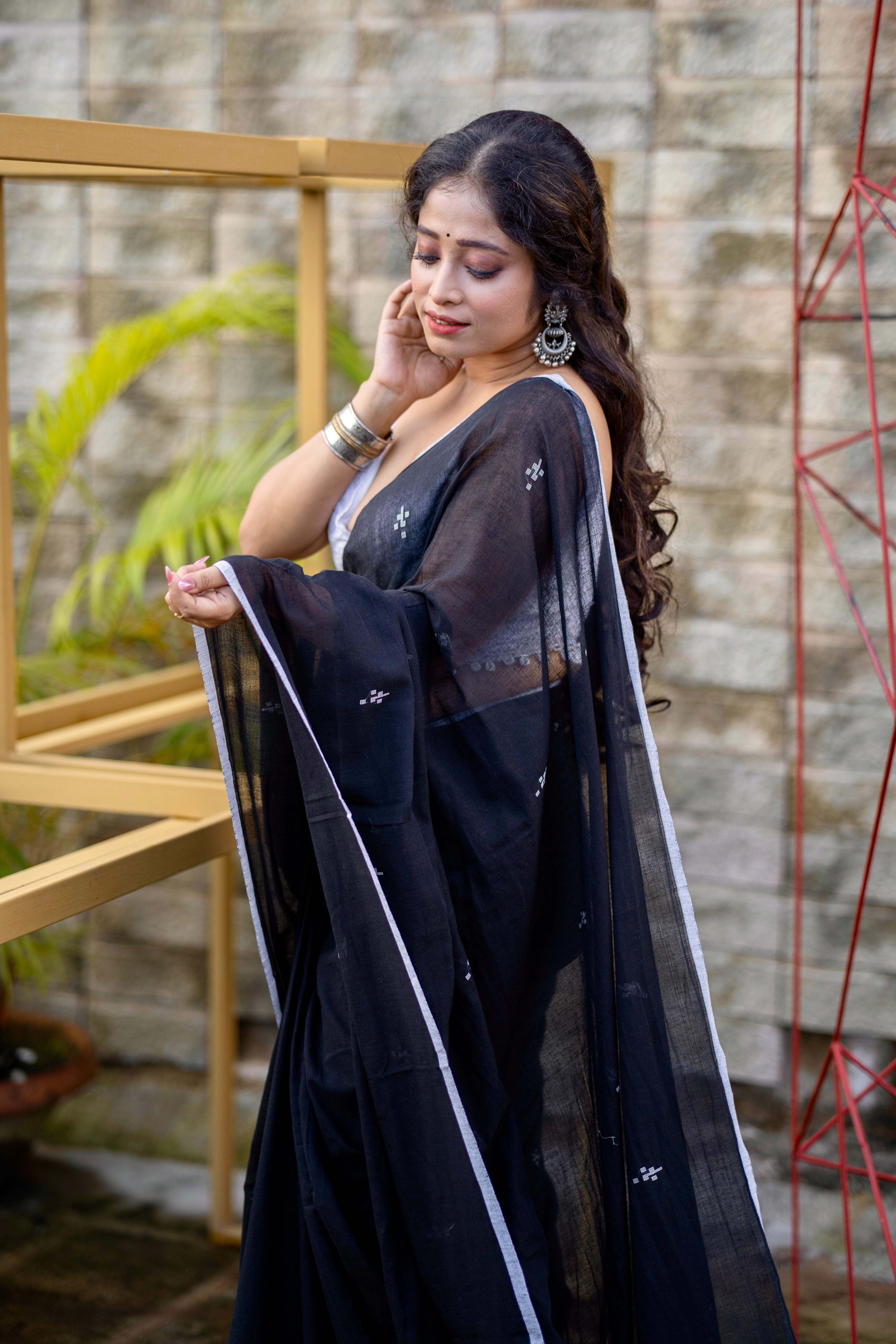 Hand Weaving Black Mul Mul Cotton Saree