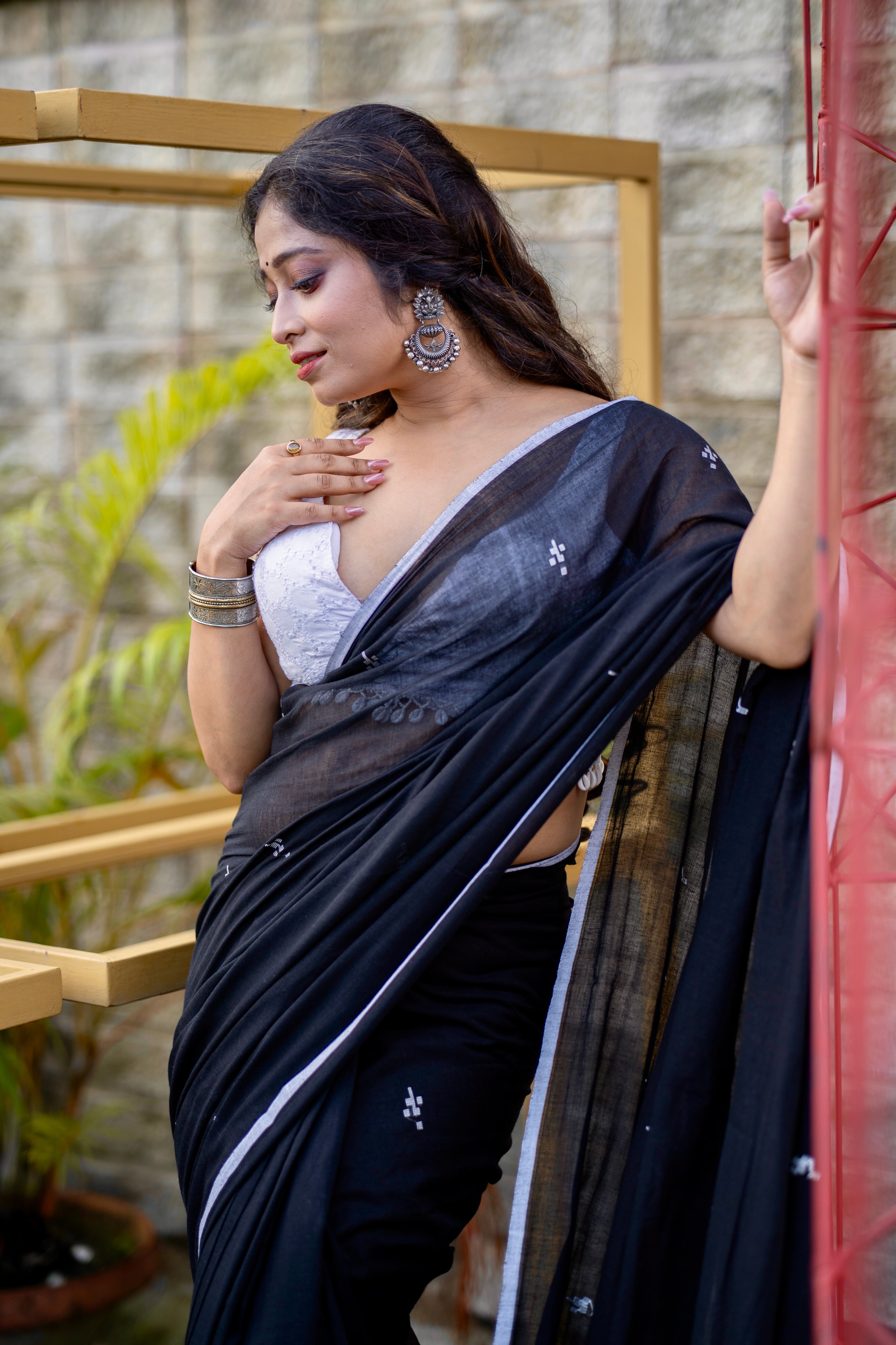 Hand Weaving Black Mul Mul Cotton Saree