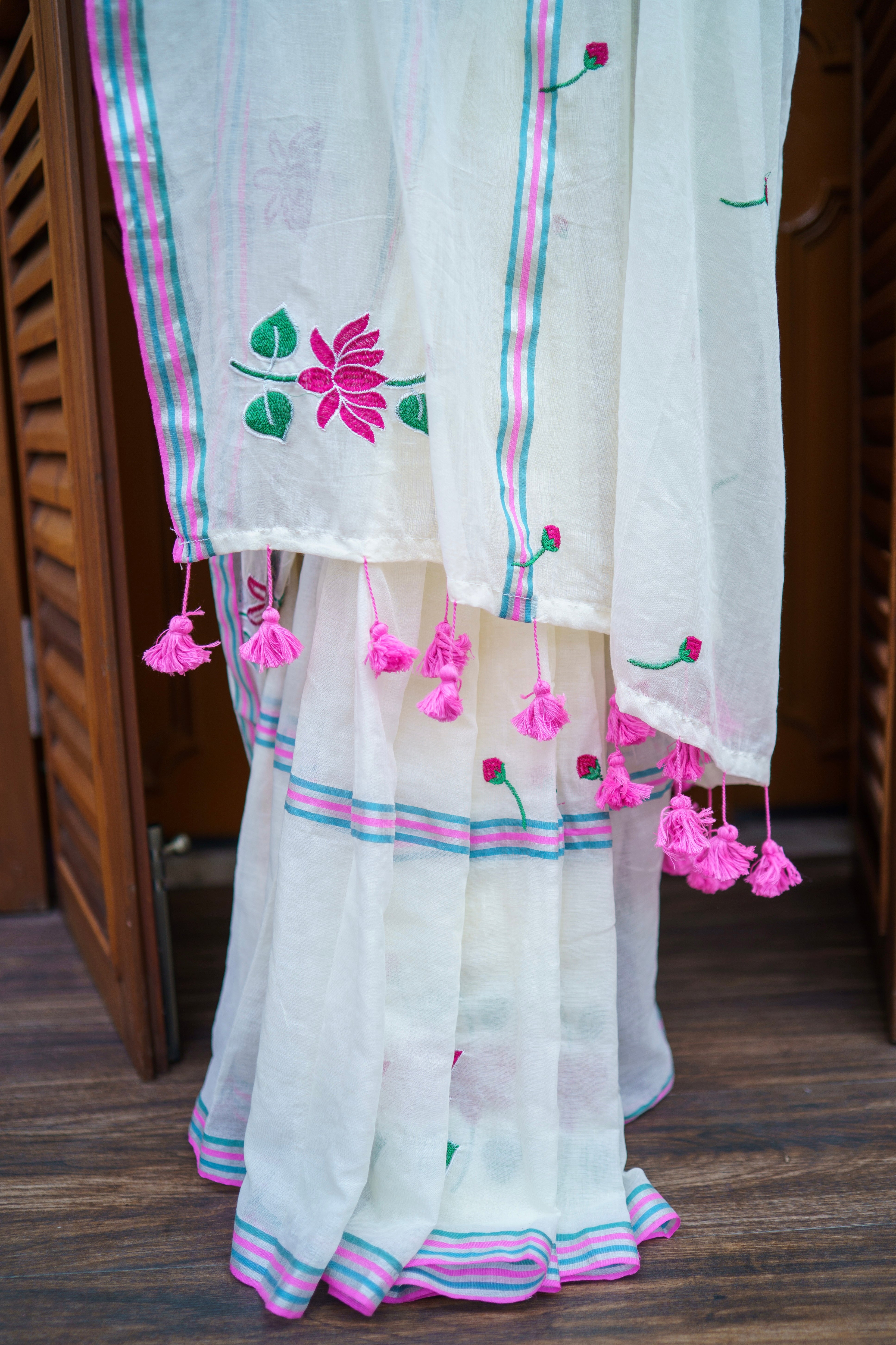 Off white lotus embroidery mulmul cotton saree with blouse piece