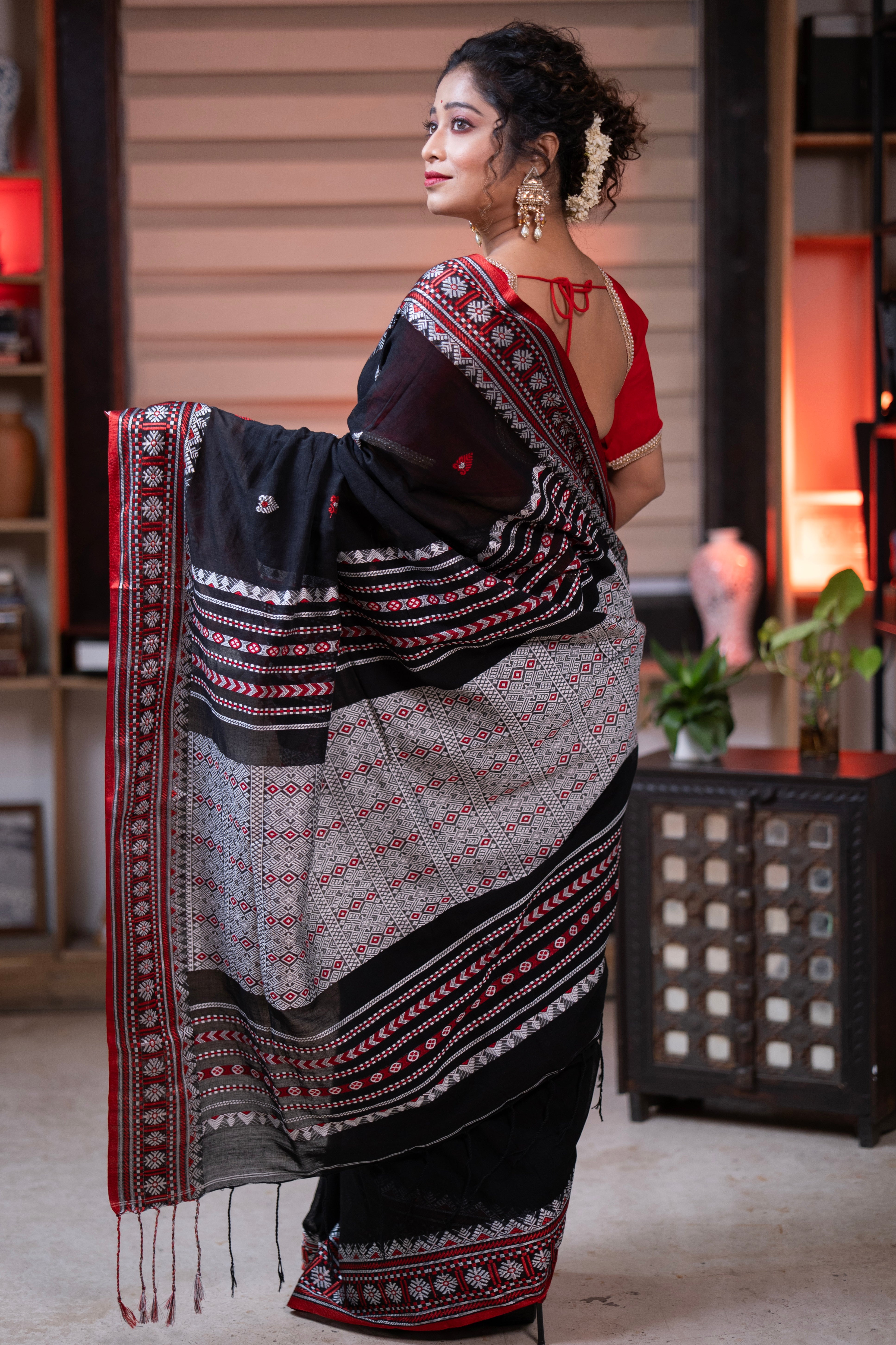 Pure Masrise Cotton Hand Weaving Buti Saree-Black