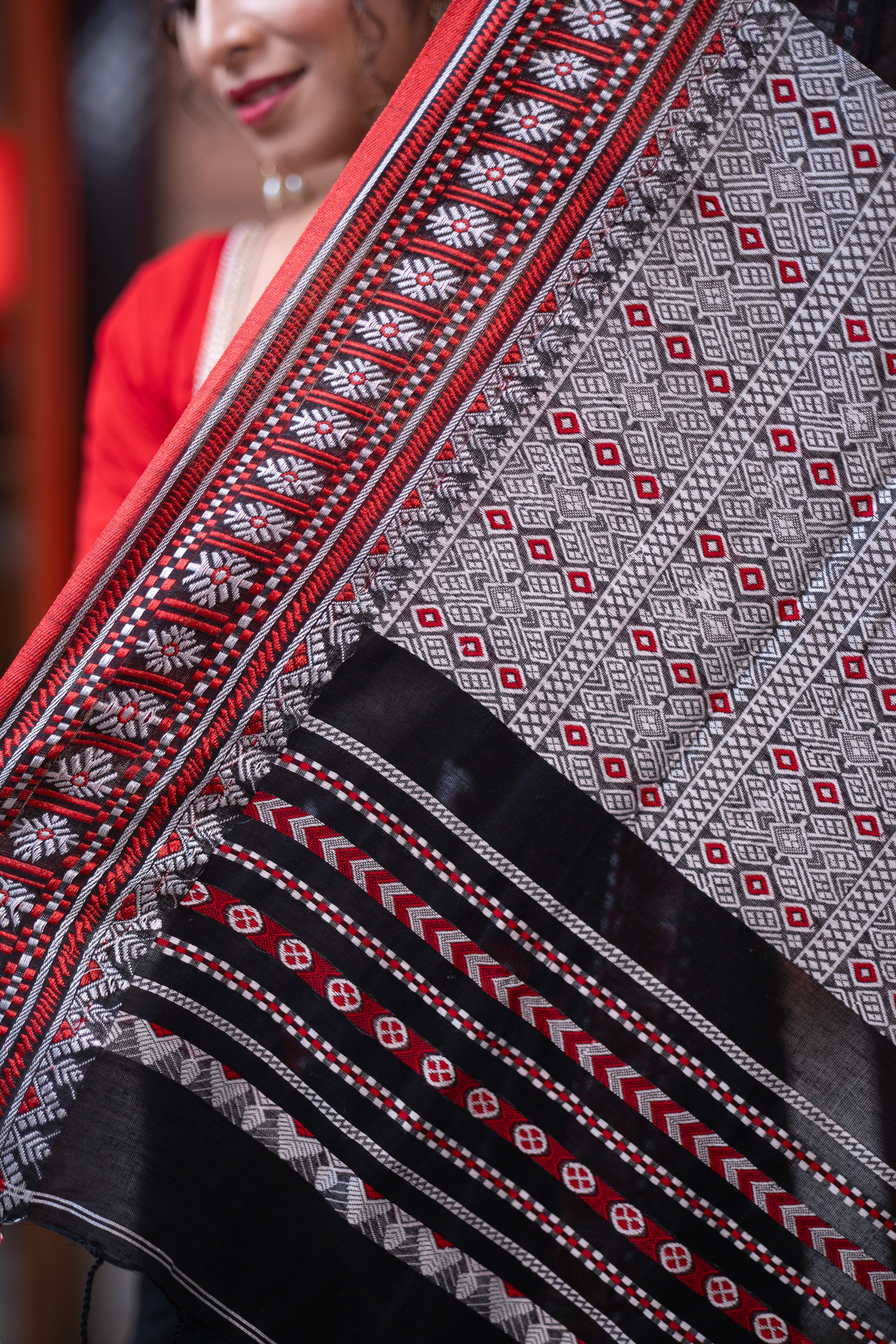 Pure Masrise Cotton Hand Weaving Buti Saree-Black