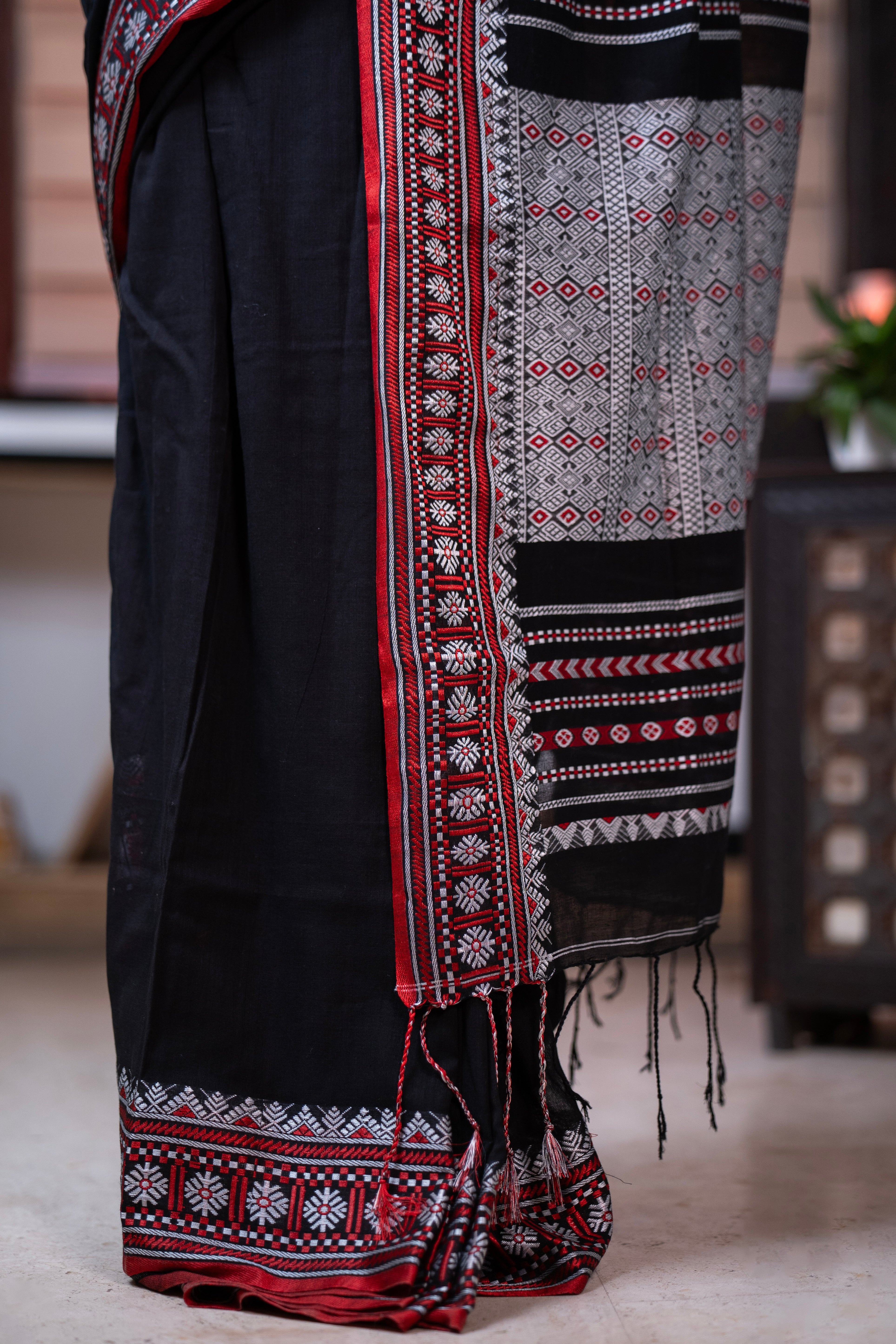 Pure Masrise Cotton Hand Weaving Buti Saree-Black