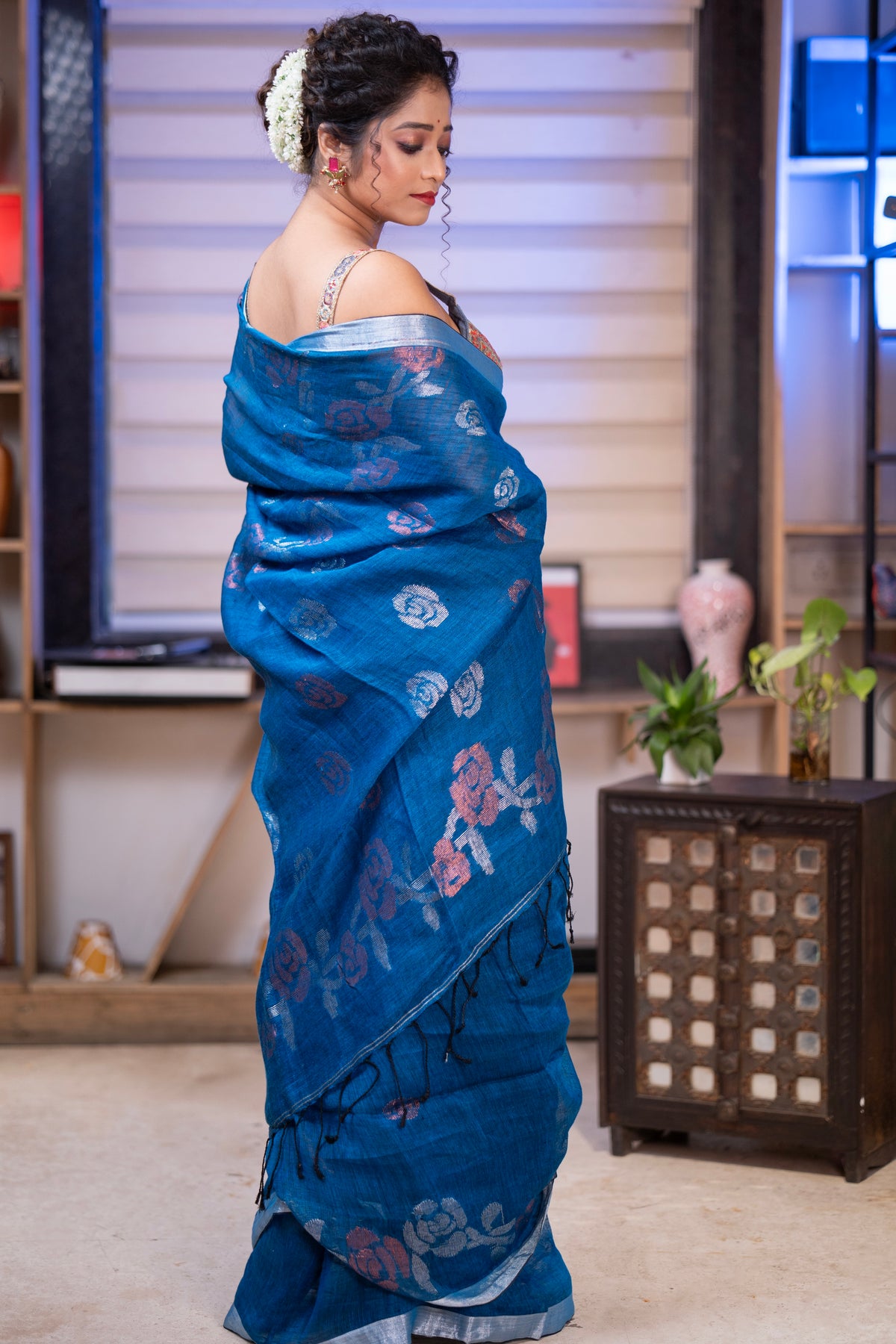 Blue Rose motif Hand Woven linen Jamdani Saree with blouse piece