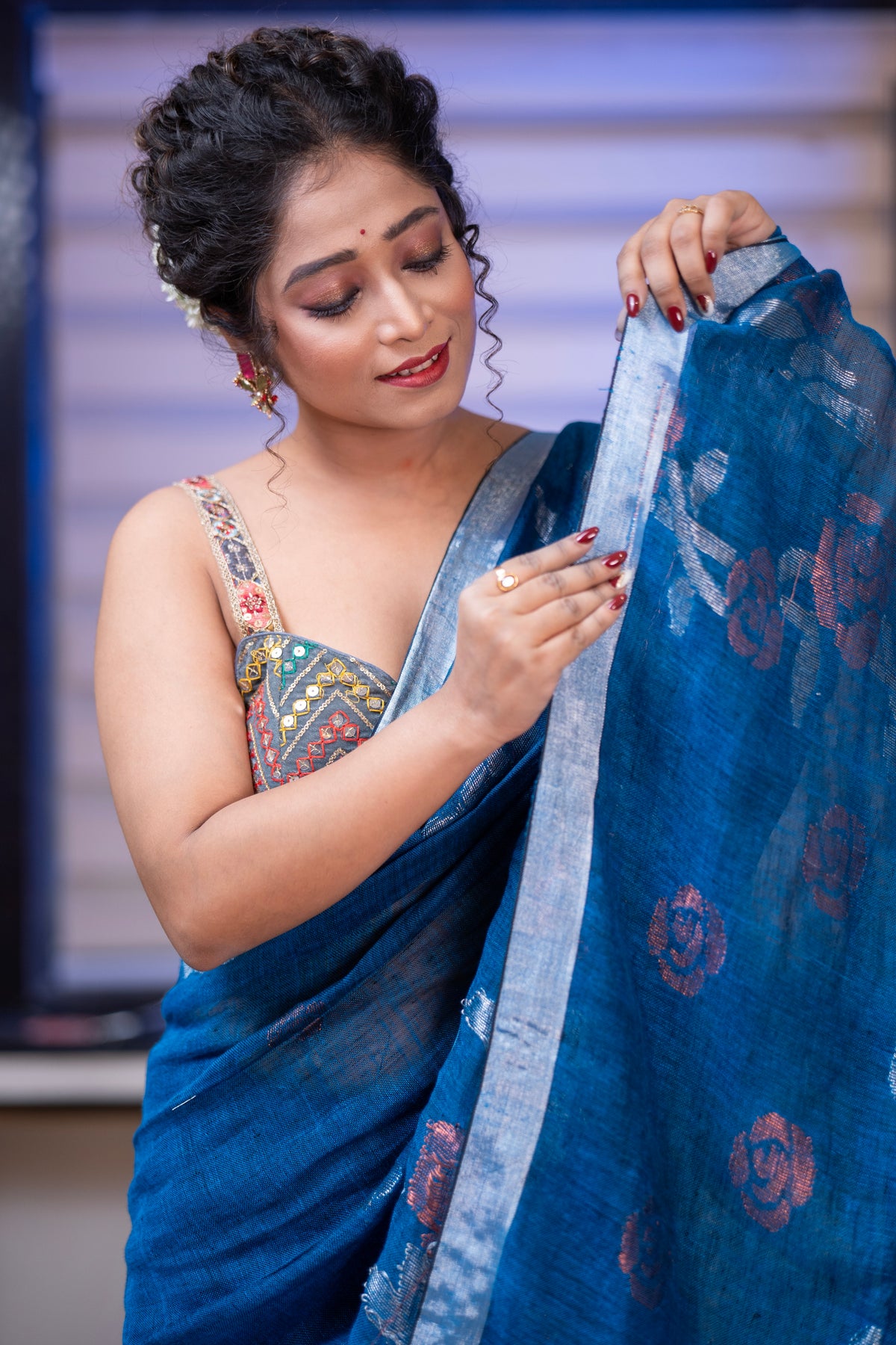 Blue Rose motif Hand Woven linen Jamdani Saree with blouse piece