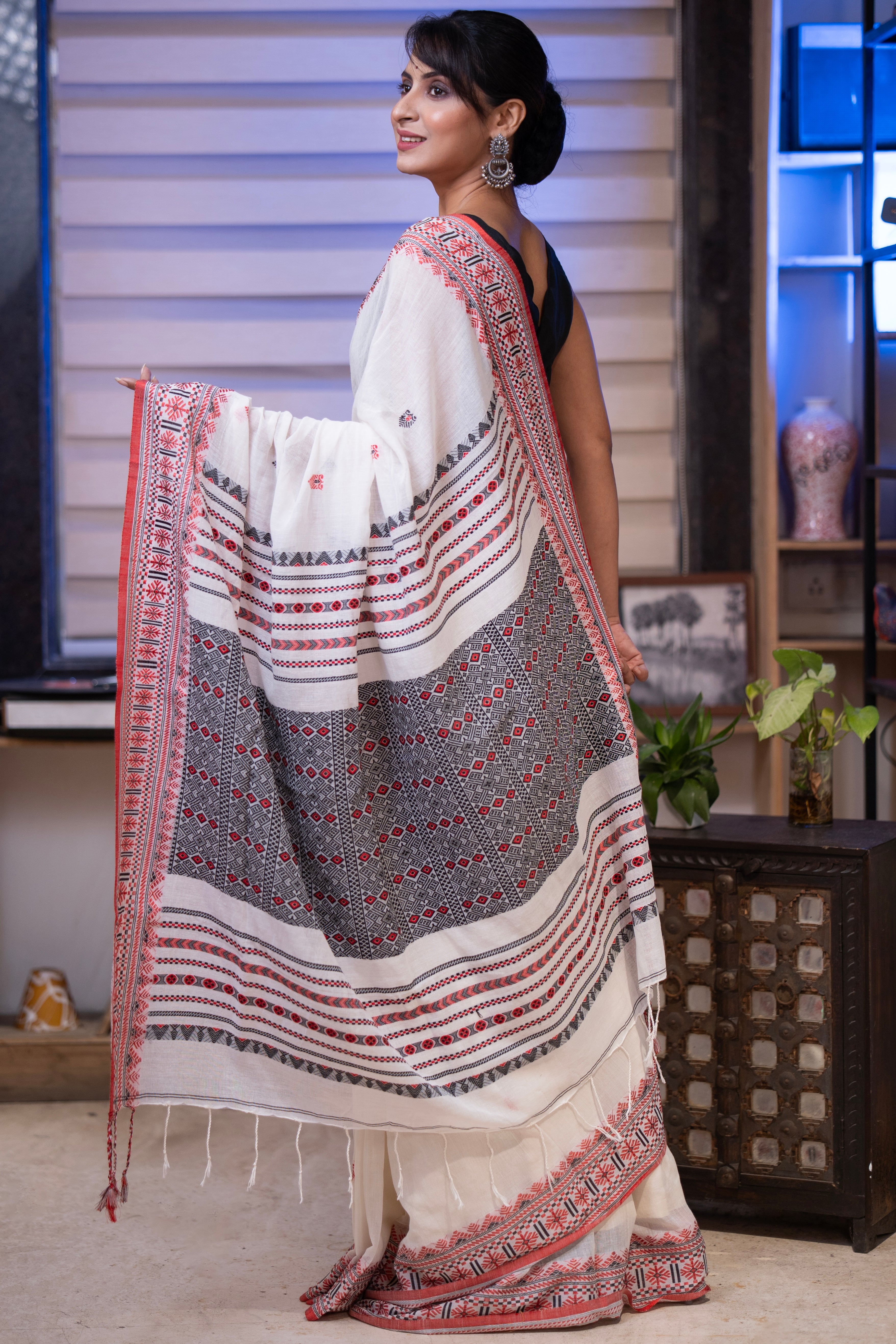 Pure Masrise Cotton Hand Weaving Buti Saree-White