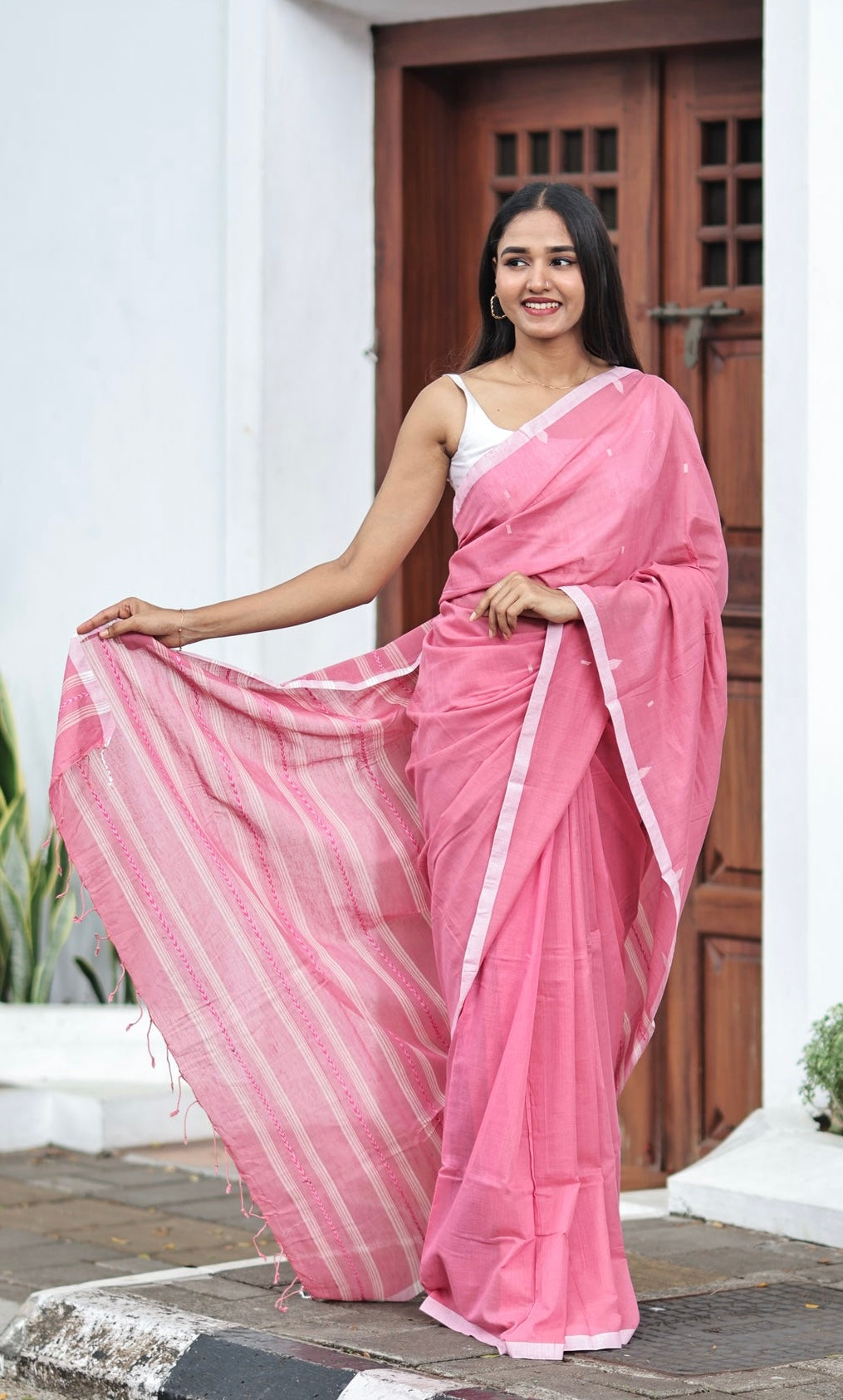Hand Weaving Mulmul Cotton Saree- Pink & White
