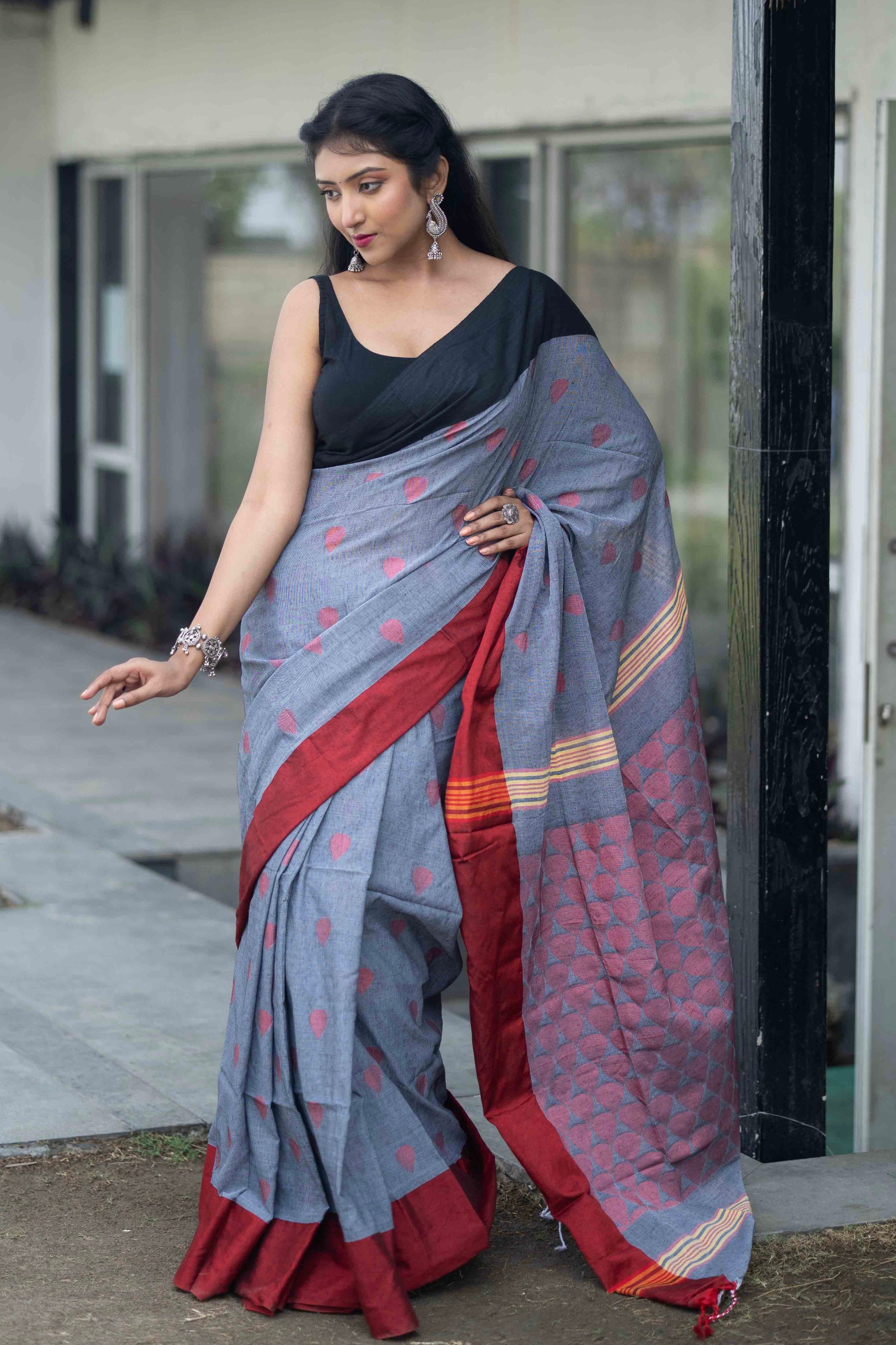 Grey  Cotton handweaving saree with contrast blouse piece