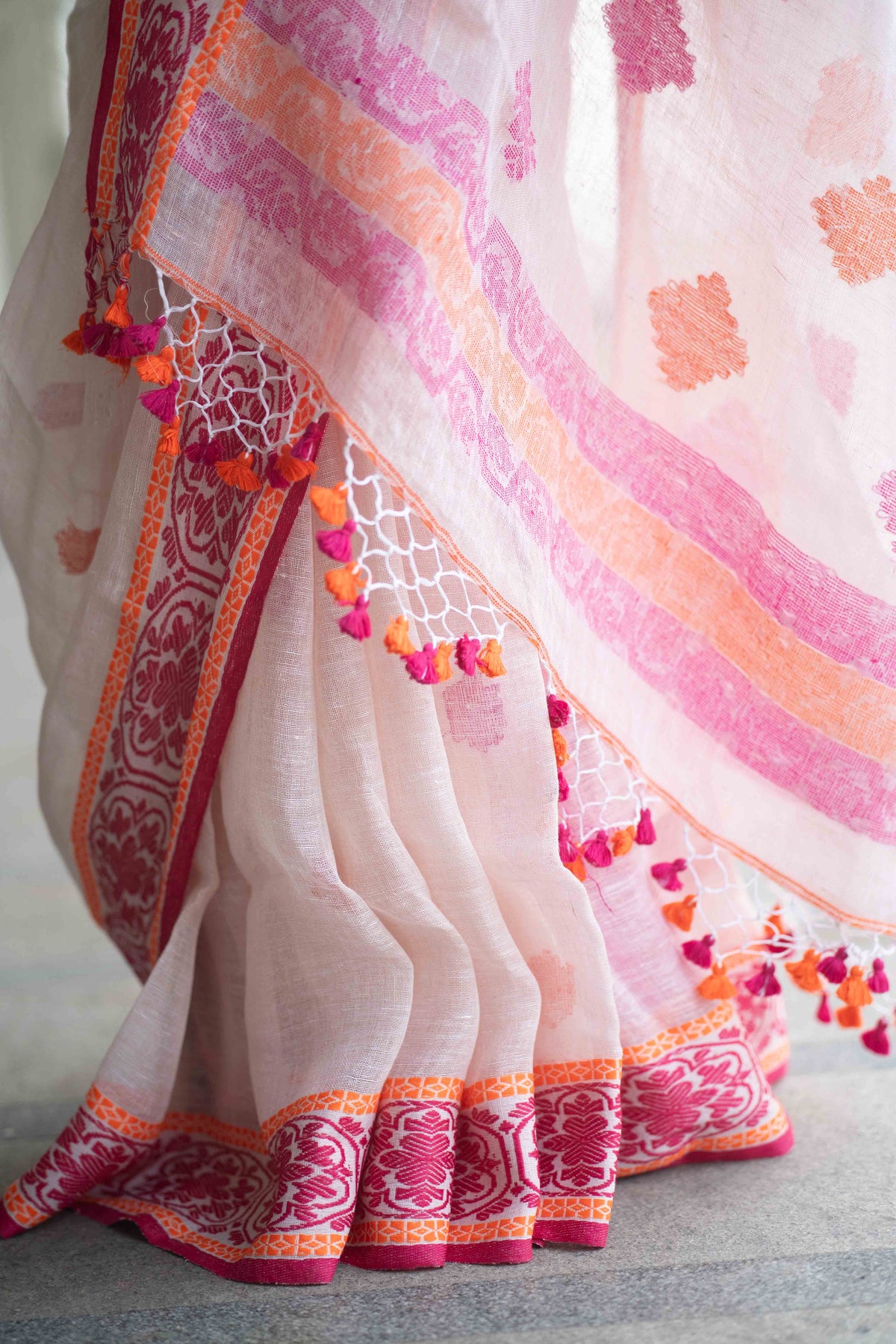 Champagne Linen Hand Woven Jamdani Saree with blouse piece