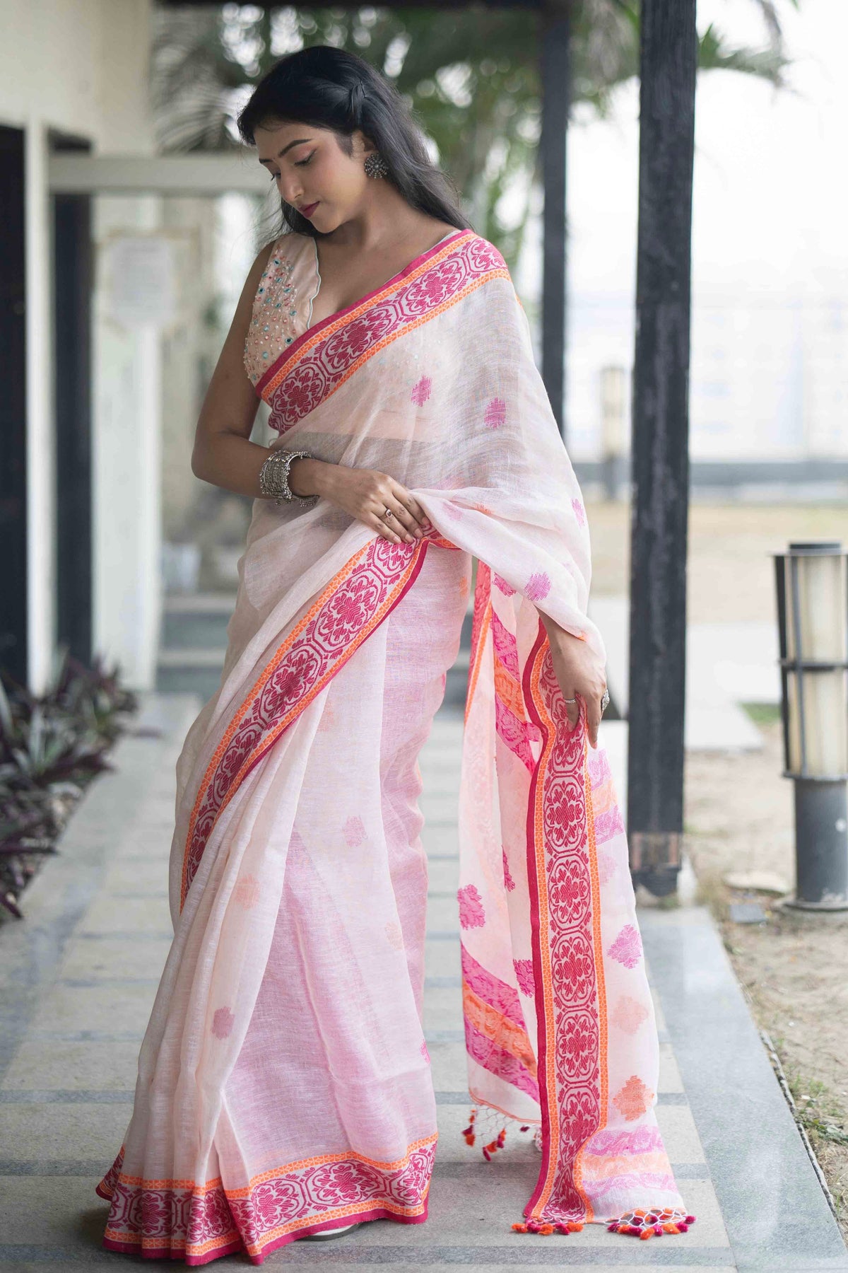 Champagne Linen Hand Woven Jamdani Saree with blouse piece
