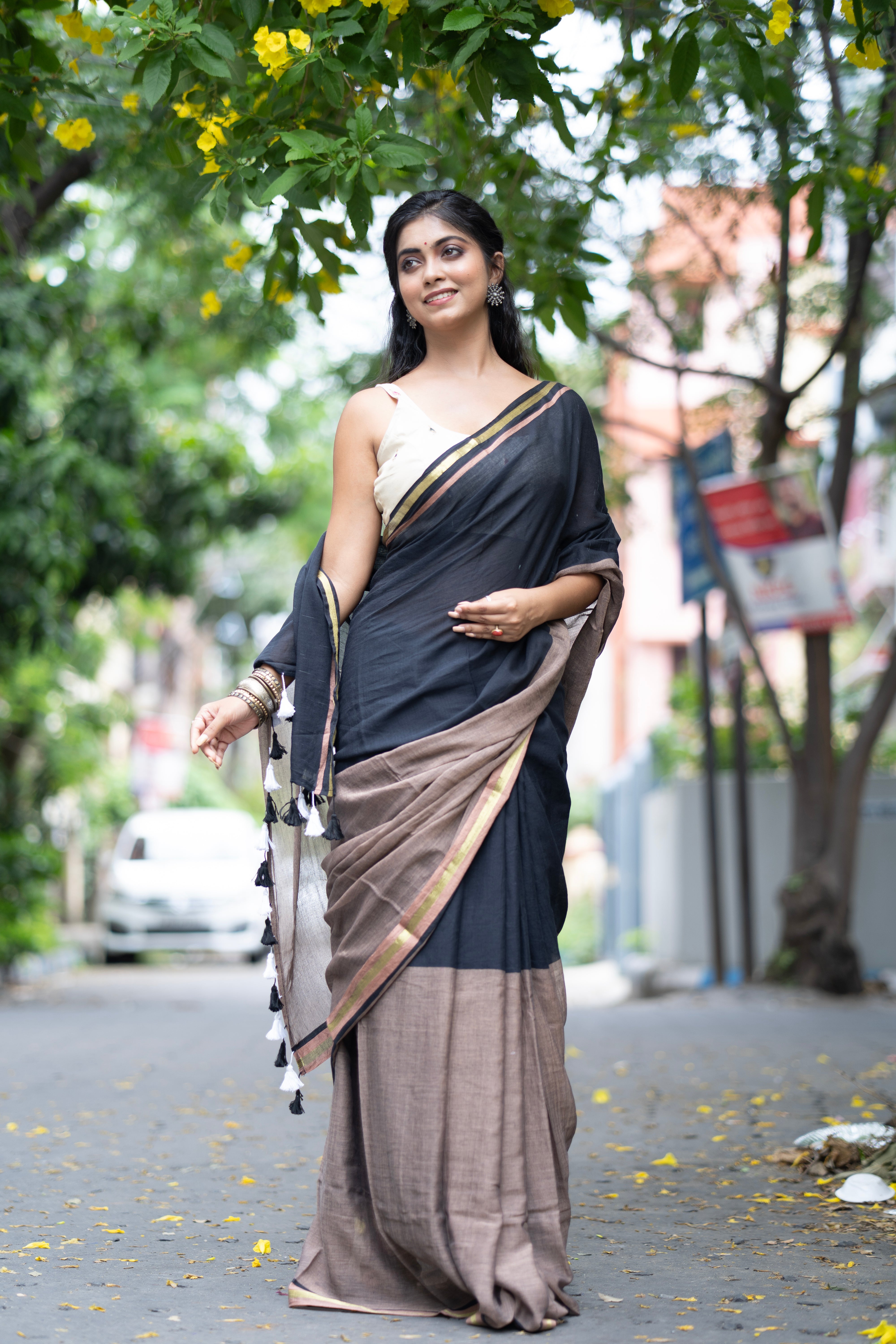 Rooh Mul Mul Cotton Saree WIth Golden Border - Headland