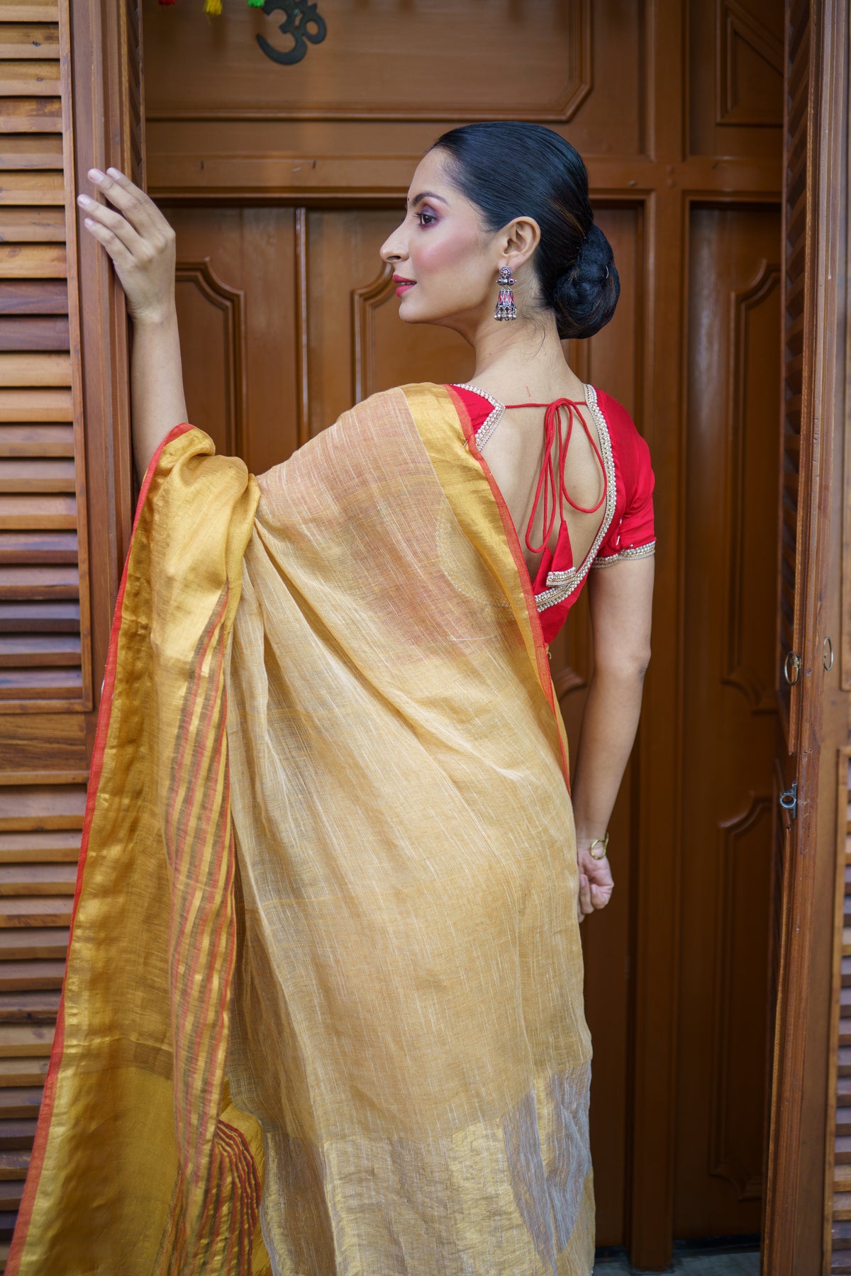 Light oak half half linen saree with blouse piece