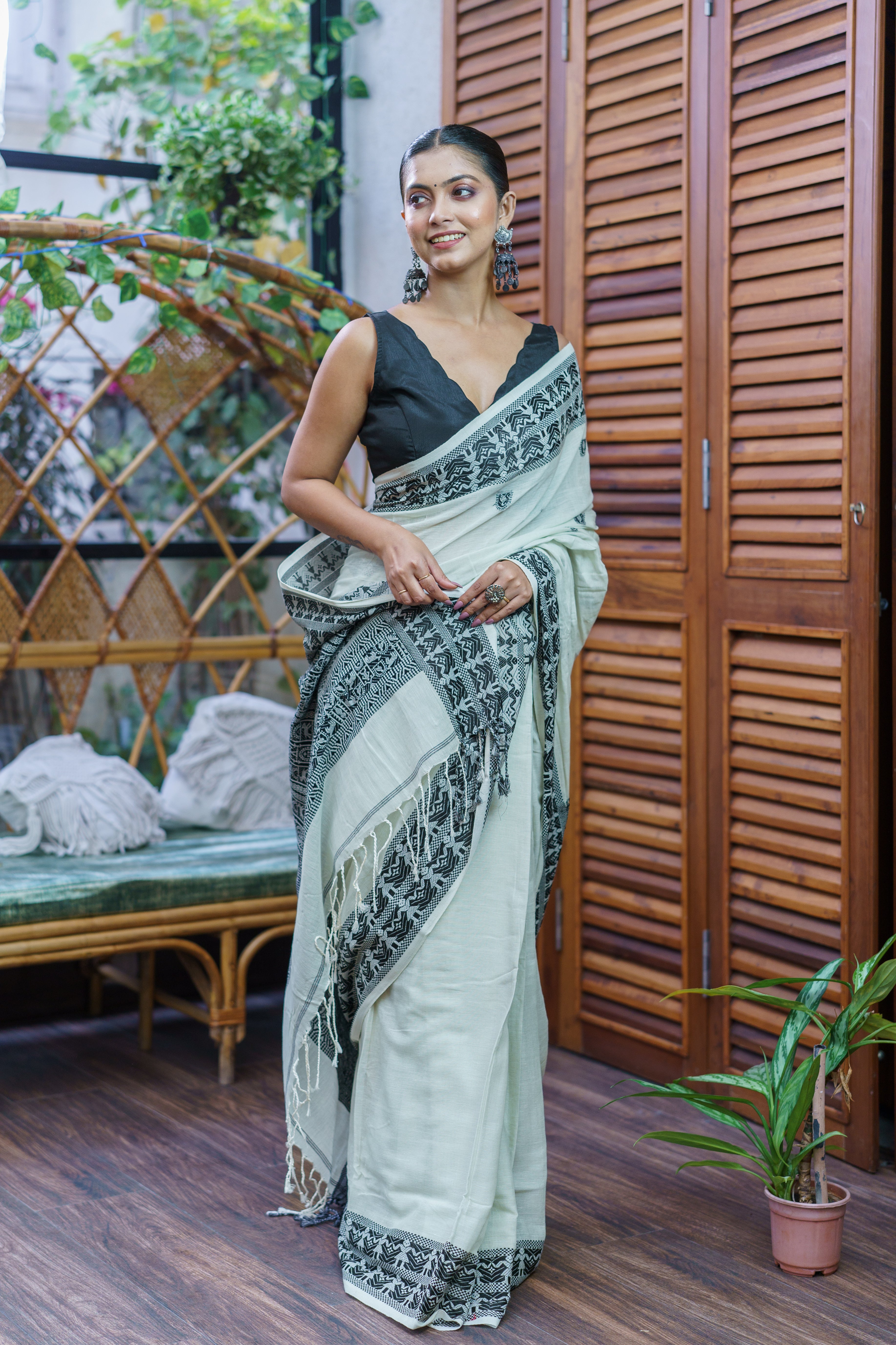 White & Black Pure Mashrise Cotton Hand Weaving Saree with blouse piece