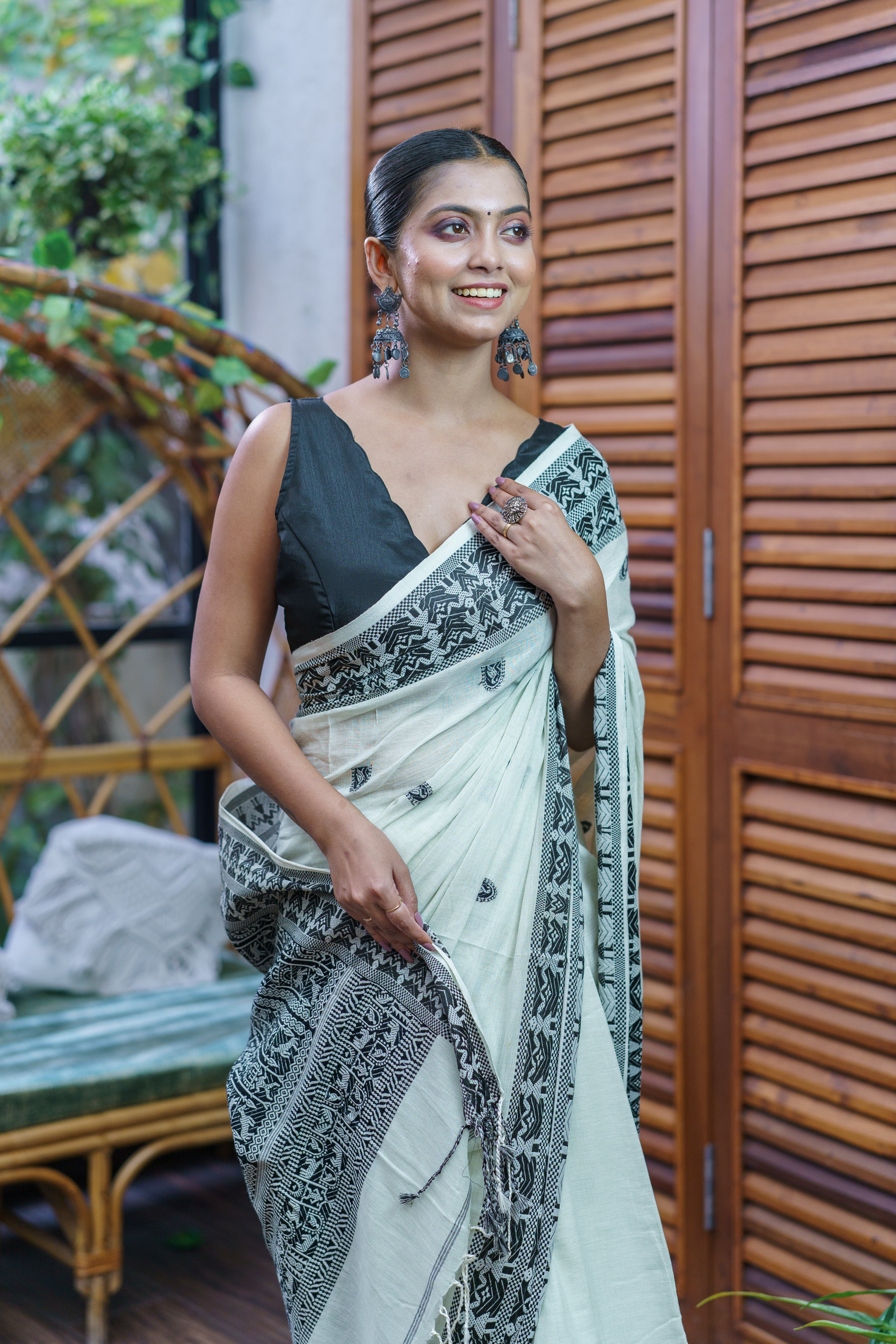 White & Black Pure Mashrise Cotton Hand Weaving Saree with blouse piece